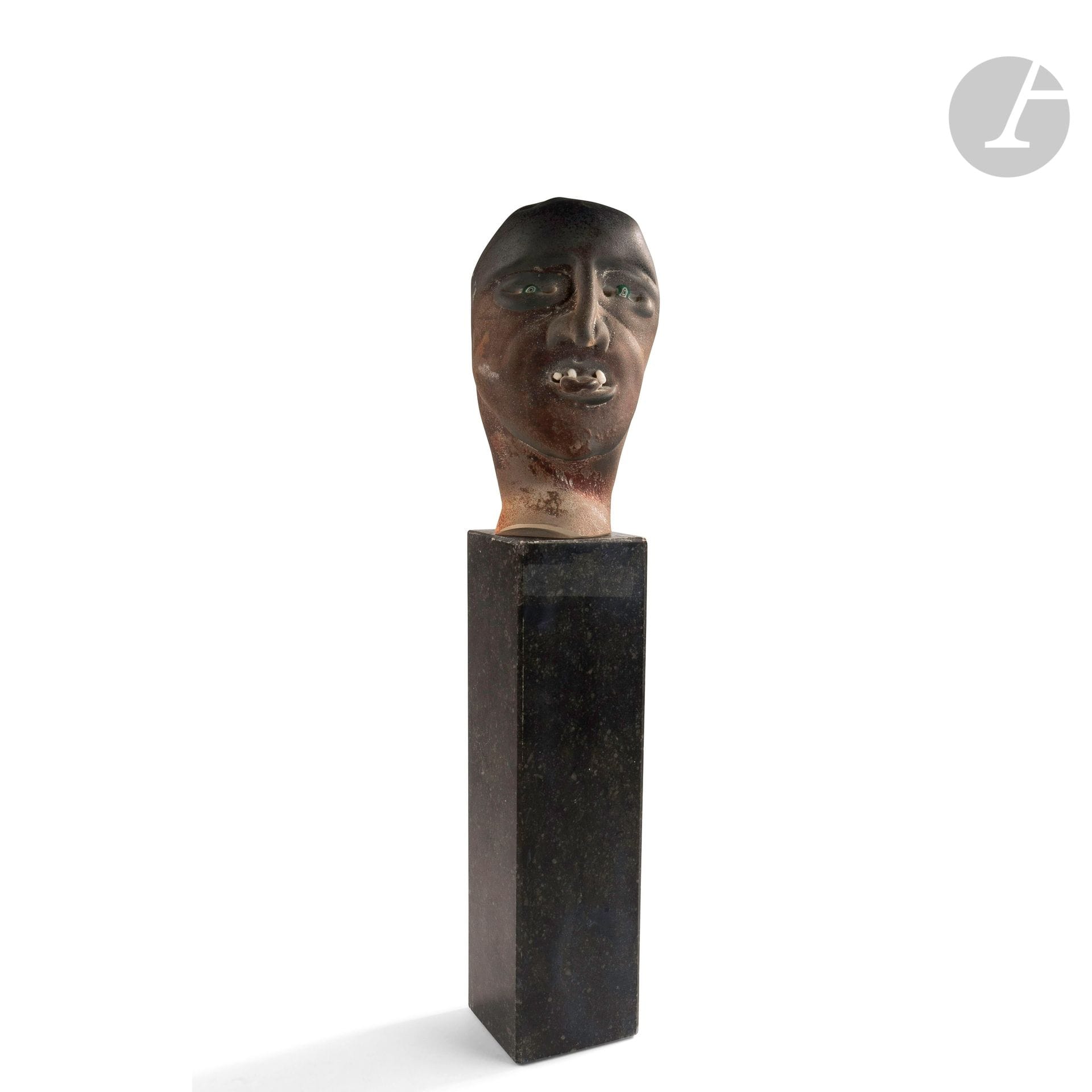 Giampaolo AMORUSO (Belgique, né en 1961) 
Tête de personnage en verre soufflé émaillé, reposant sur un socle en granit. Signée et datée 1994. H. 17 cm - H. 33 cm avec le socle