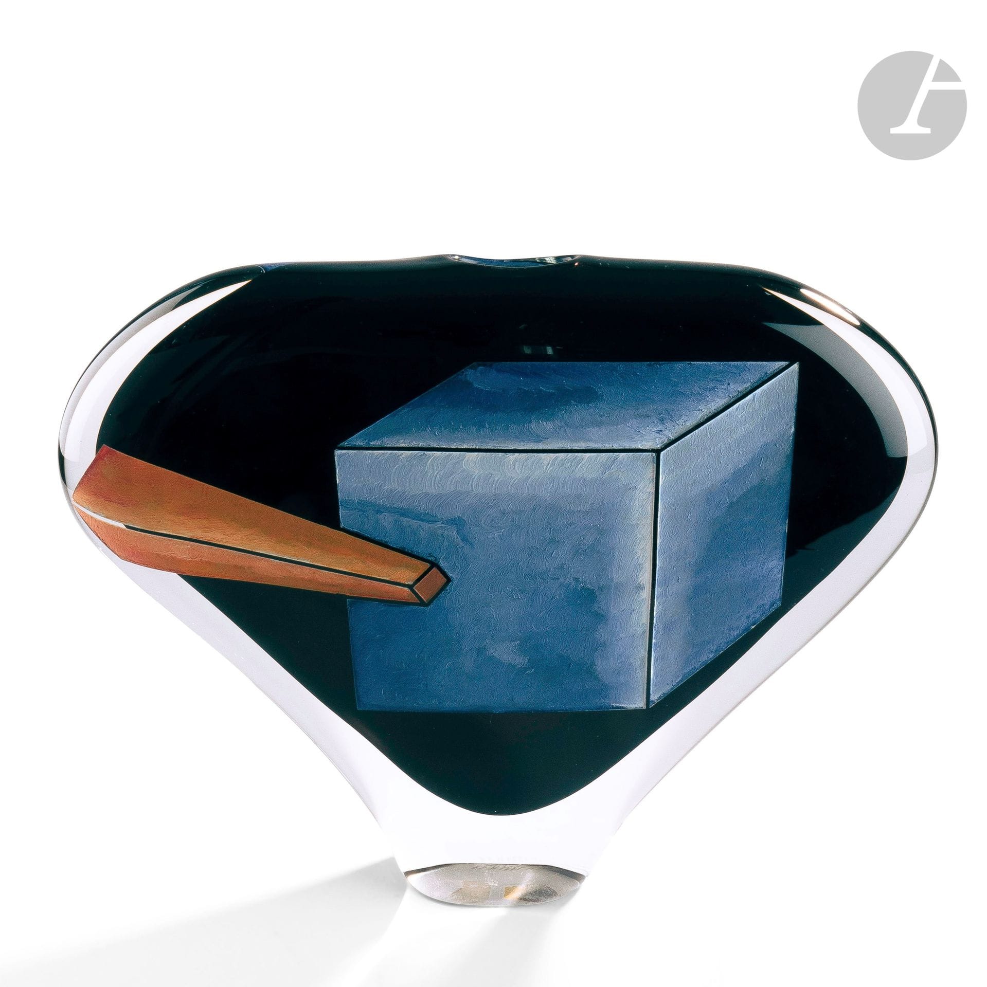 Régis et Gisèle FIEVET (France, nés en 1948 et 1951) 
Grand vase méplat à larges épaules en verre soufflé doublé noir, partiellement sablé et décoré de motifs géométriques orange et bleu. Signé, daté 1991 et numéroté 32 à la base. H. 28 cm - L. 36 cm - P. 6 cm

Provenance : Galerie Internationale du Verre, Biot.
