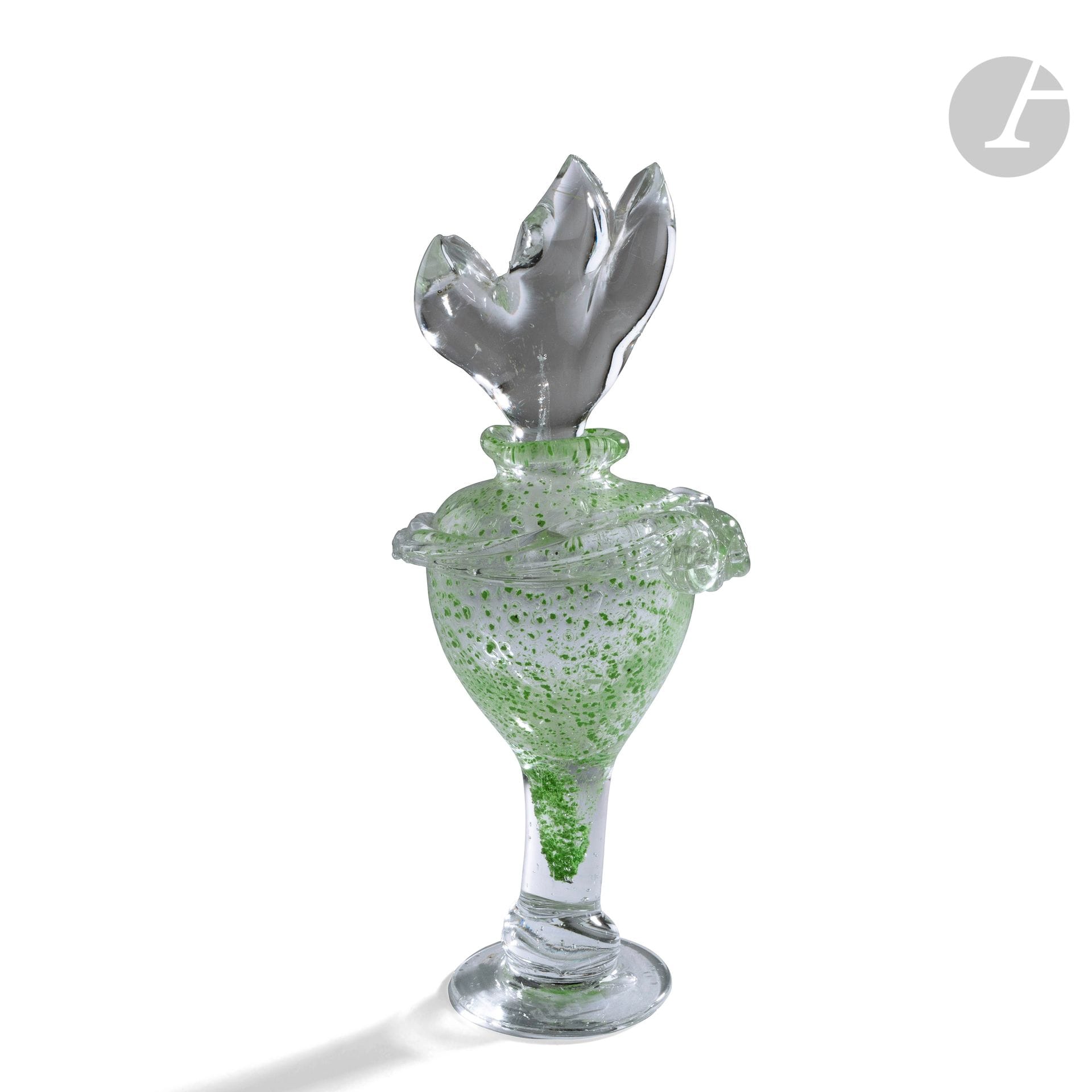 Joël LINARD (France, 1954-2003) 
Flacon en verre soufflé teinté vert, cordon appliqué sur le pourtour et bouchon de forme libre travaillé à chaud. Signé et daté 1984 sous la base. H. 24 cm