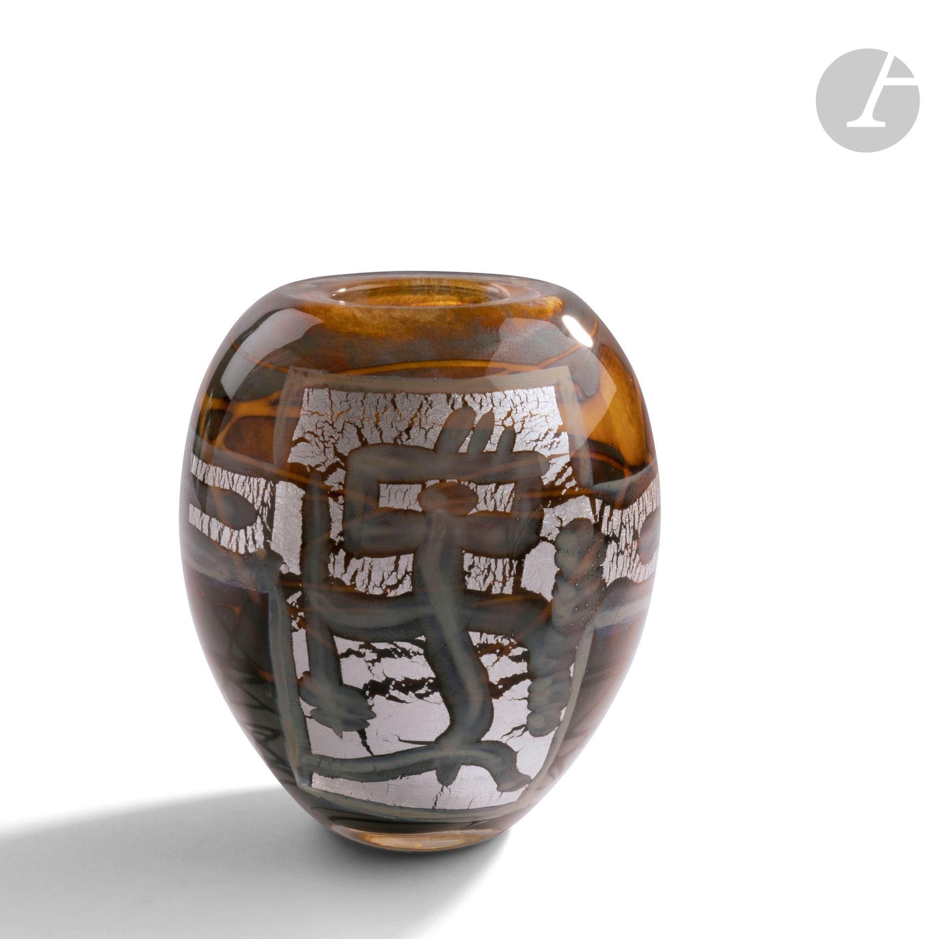 Olivier MALLEMOUCHE (France, né en 1964) 
Vase en verre soufflé à décor abstrait orange et vert recouvert de feuilles d’argent. Signé, monogrammé, numéroté 1/1 et référencé V3/751 sous la base. H. 16 cm - D. 14 cm