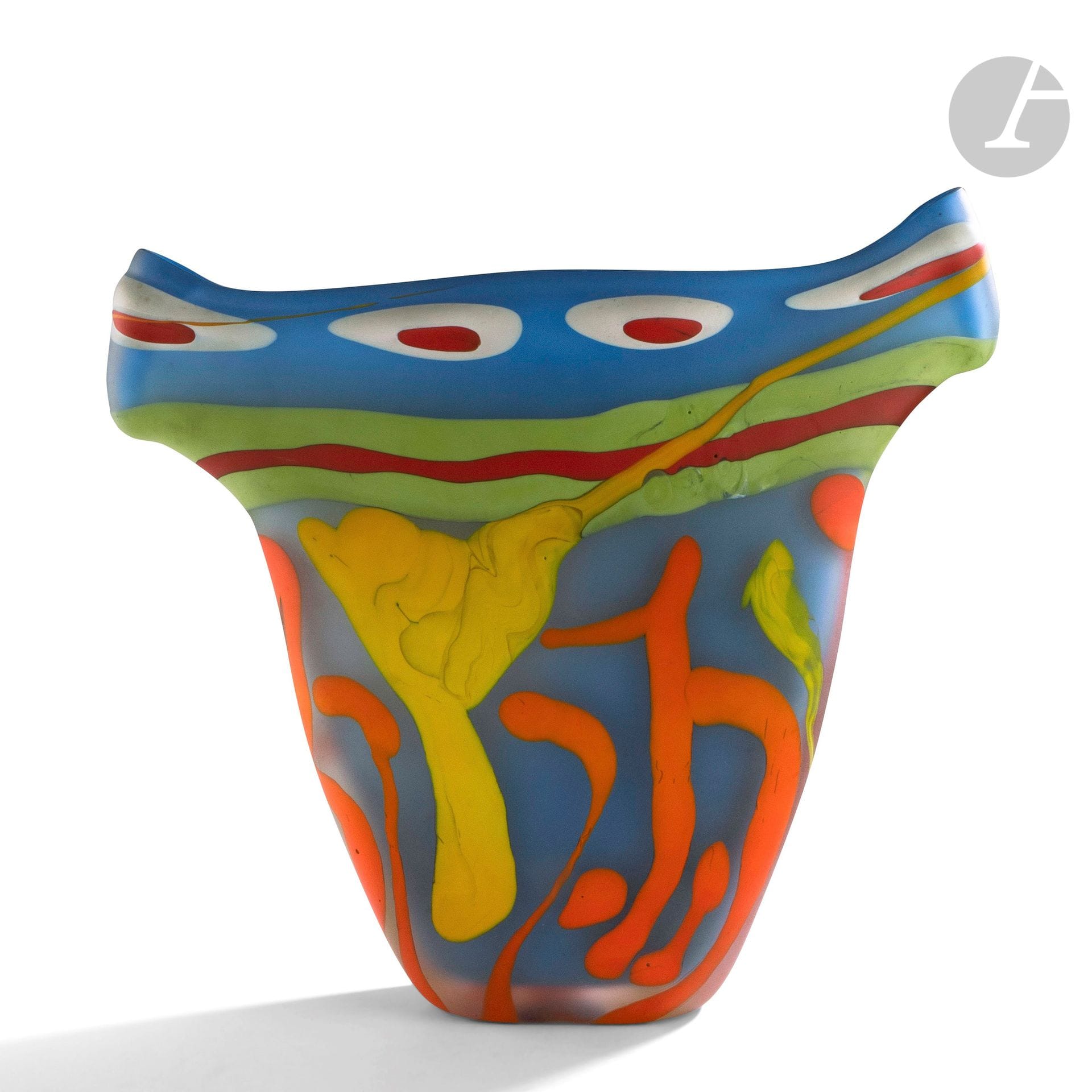 Jean-Luc GARCIN (France, né en 1954) 
Haut vase à épaules en verre soufflé, à décor abstrait polychrome et sablé sur fond bleu. Signé et daté 1990 à la base. H. 39 cm - L. 42 cm - P. 7 cm