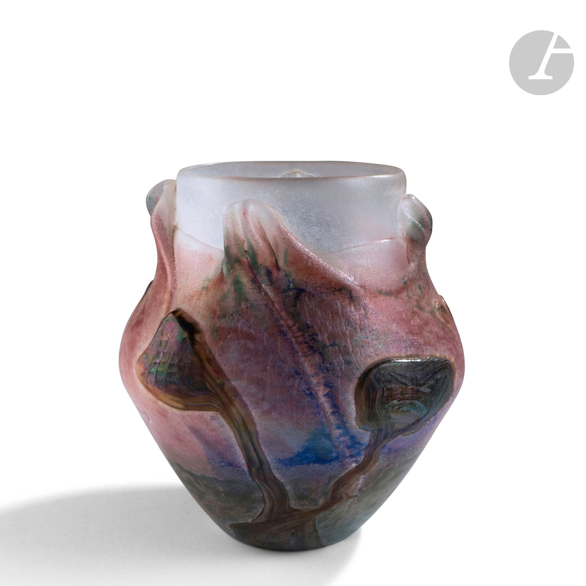 Jean-Claude NOVARO (France, 1943-2014)
Vase en verre soufflé dans les tons rose et bleu, à décor d’anses en relief et de cordons de couleurs irisées. Signé et daté 1986 sous la base. H. 22 cm - D. 22 cm