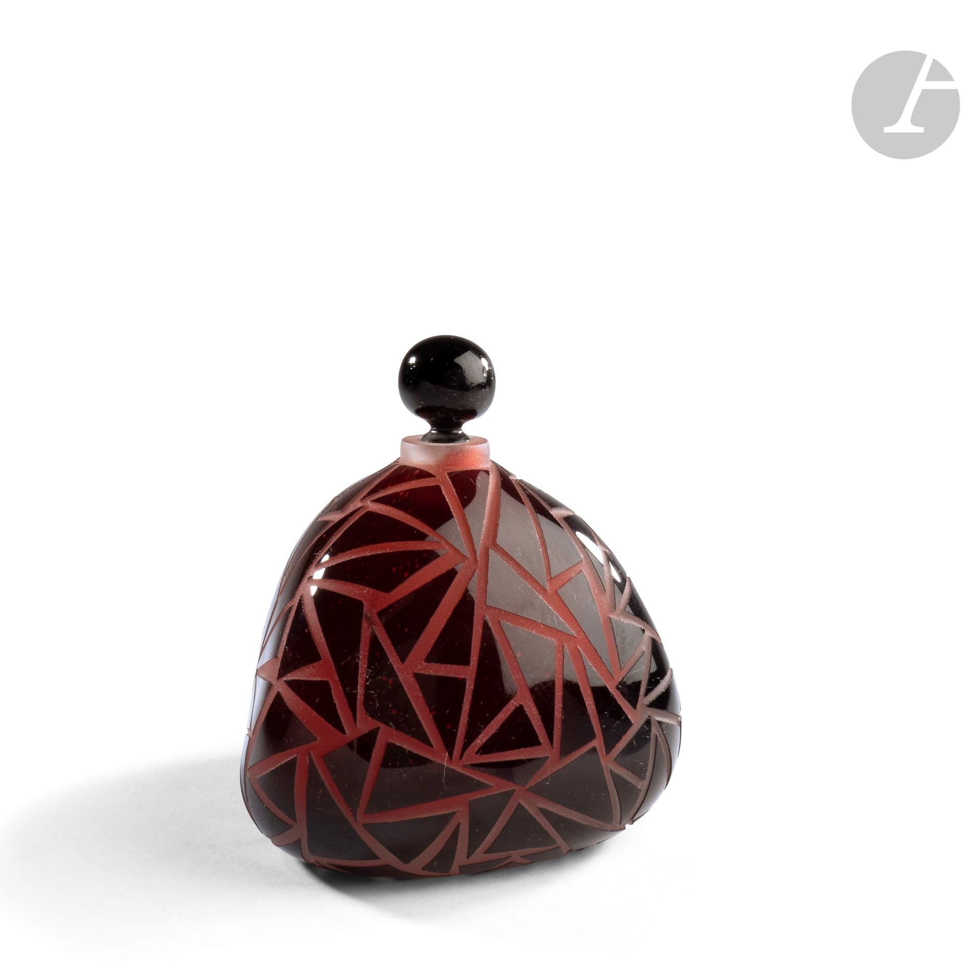 Alain et Marisa BÉGOU (France, nés en 1945 et 1948) 
Petit flacon en verre soufflé de forme triangulaire rouge et noir, à décor géométrique sablé. Signé et numéroté 6 VII à la base. H. 11 cm