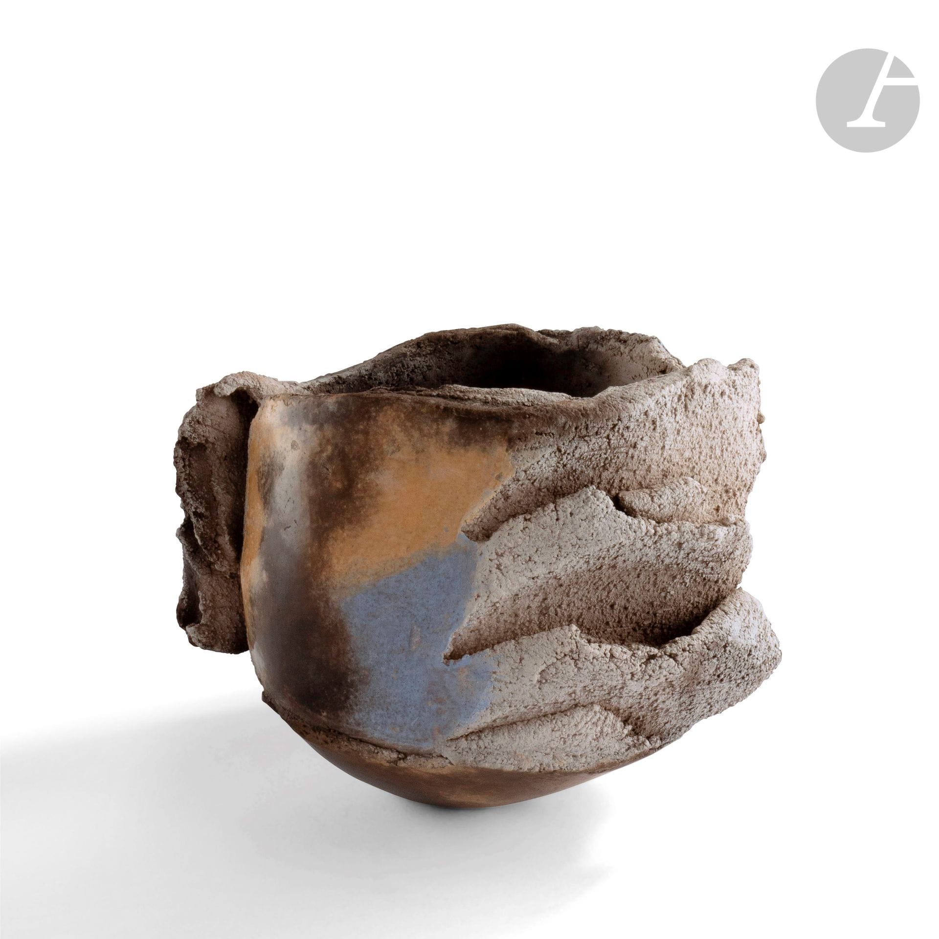 Anne BULLIOT (France, born in 1961) 
Sculpture in polished earth in the shape of mortar, the free decoration in relief, in the ochre tones. Double signature at the base. H. 15 cm - D. 19 cm

