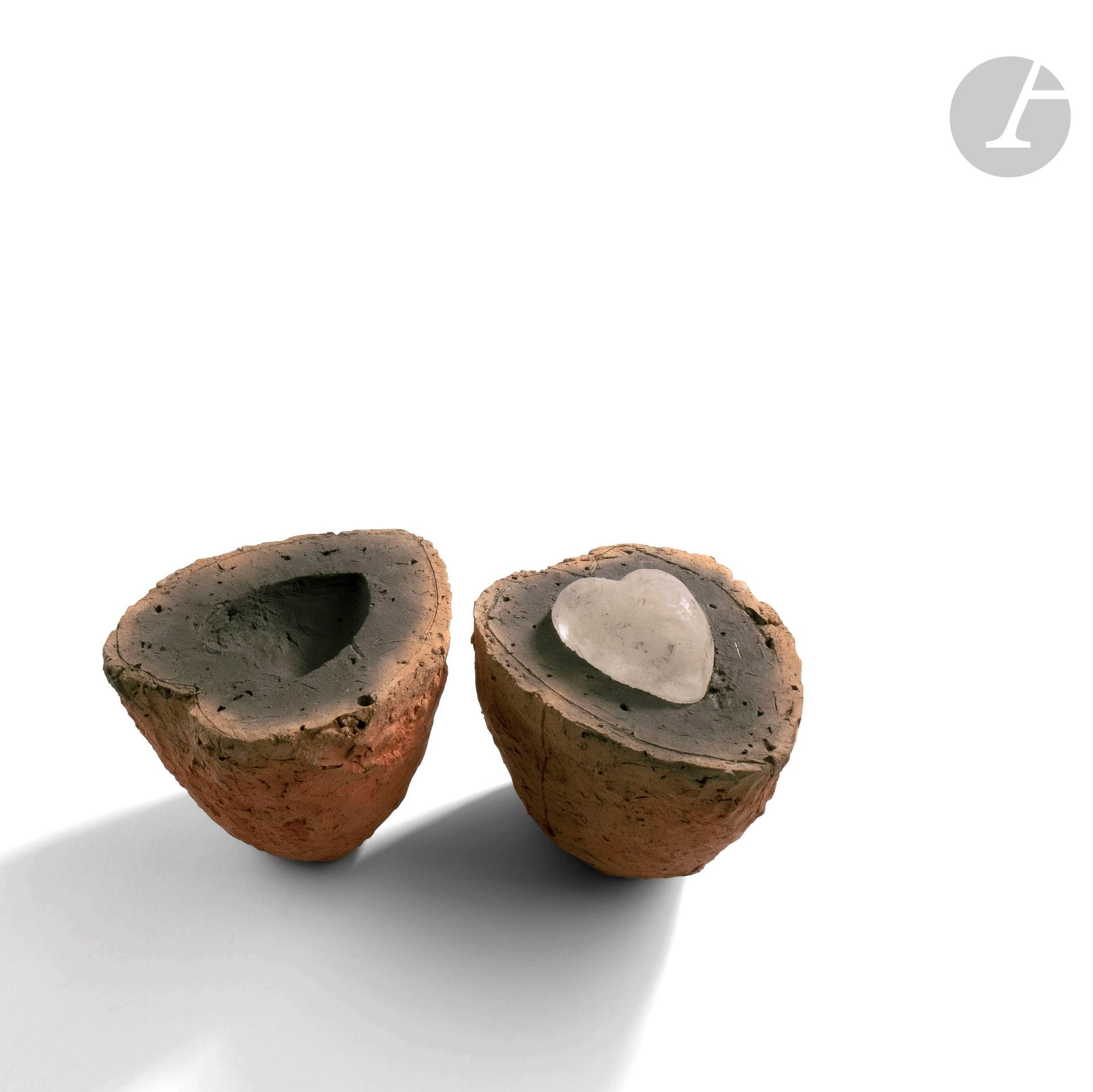 Daphnée CORREGAN (France, born 1954) 
Mould 
Heart-shaped sculpture composed of two parts, in red clay and straw for the container, in glass cast in a mould then polished for the content. H. 12 cm - L. 12 cm - P. 15 cm


