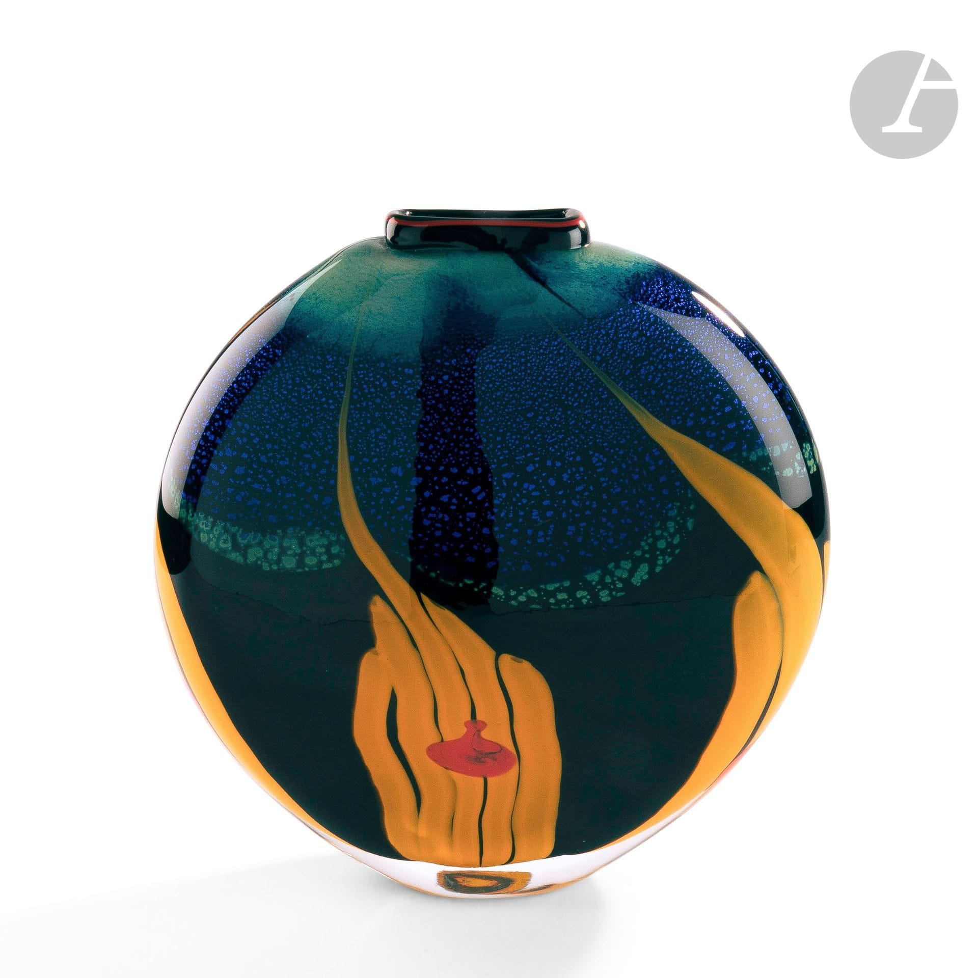 Allain GUILLOT (France, né en 1948) 
Grand vase méplat en verre soufflé à décor flammé orange et de paillons d’argent sur fond polychrome, col rectangulaire à liseré rouge. Signé et daté 30 mars 1991 sous la base. H. 30 cm - P. 6 cm - D. 28 cm