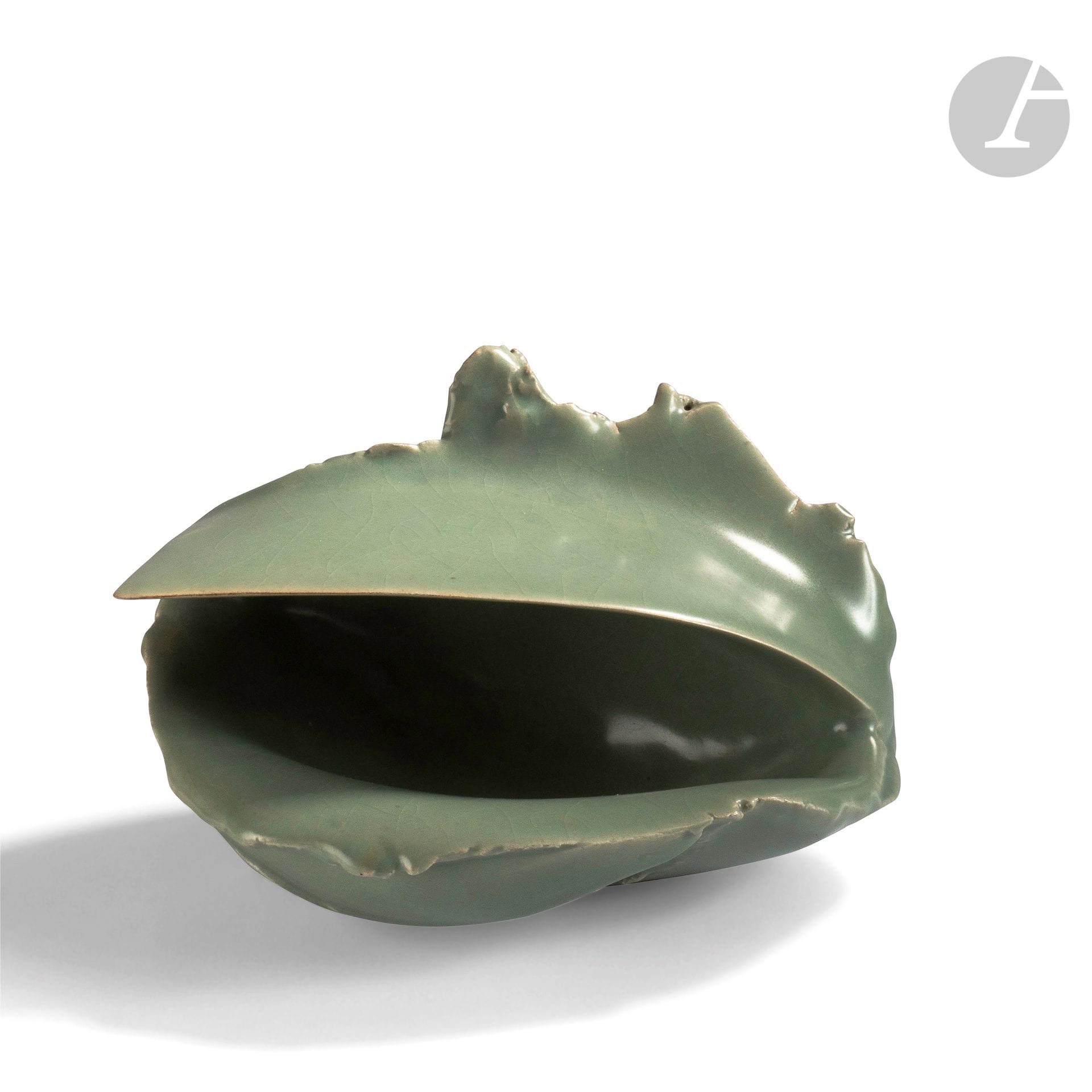 Jean-François FOUILHOUX (France, né en 1947)
Grande sculpture en forme de coquillage céladon. Monogrammée sous la base. H. 19 cm - L. 33 cm - P. 24 cm