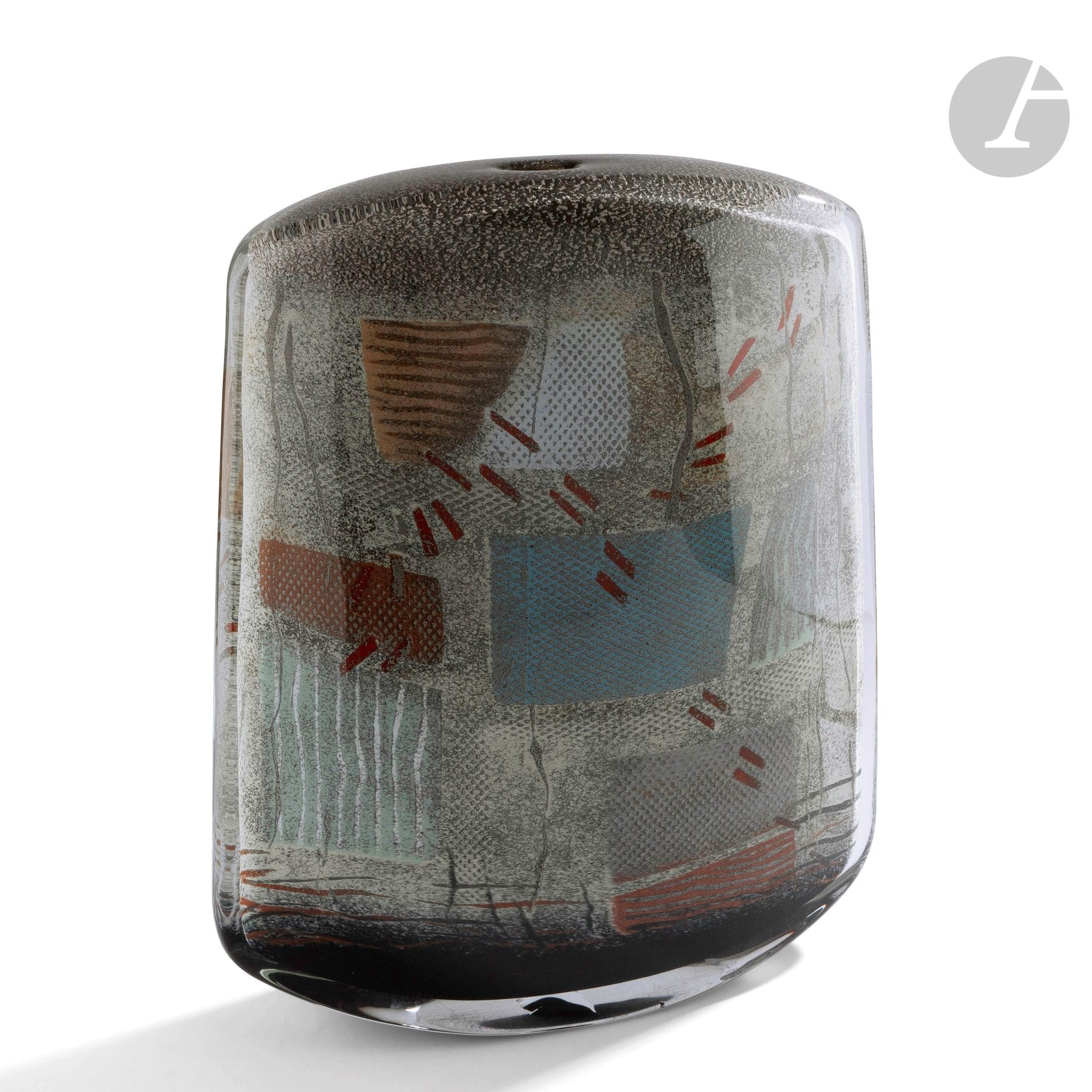 Alain et Marisa BÉGOU (France, nés en 1945 et 1948) 
Sculpture en verre soufflé de forme rectangulaire à décor géométrique de plaques vert, rouge, gris, rouille et bleu. Pièce réalisée en 1998. Signée et numérotée 8.B.43 à la base. H. 42 cm - L. 37 cm - P. 8 cm
