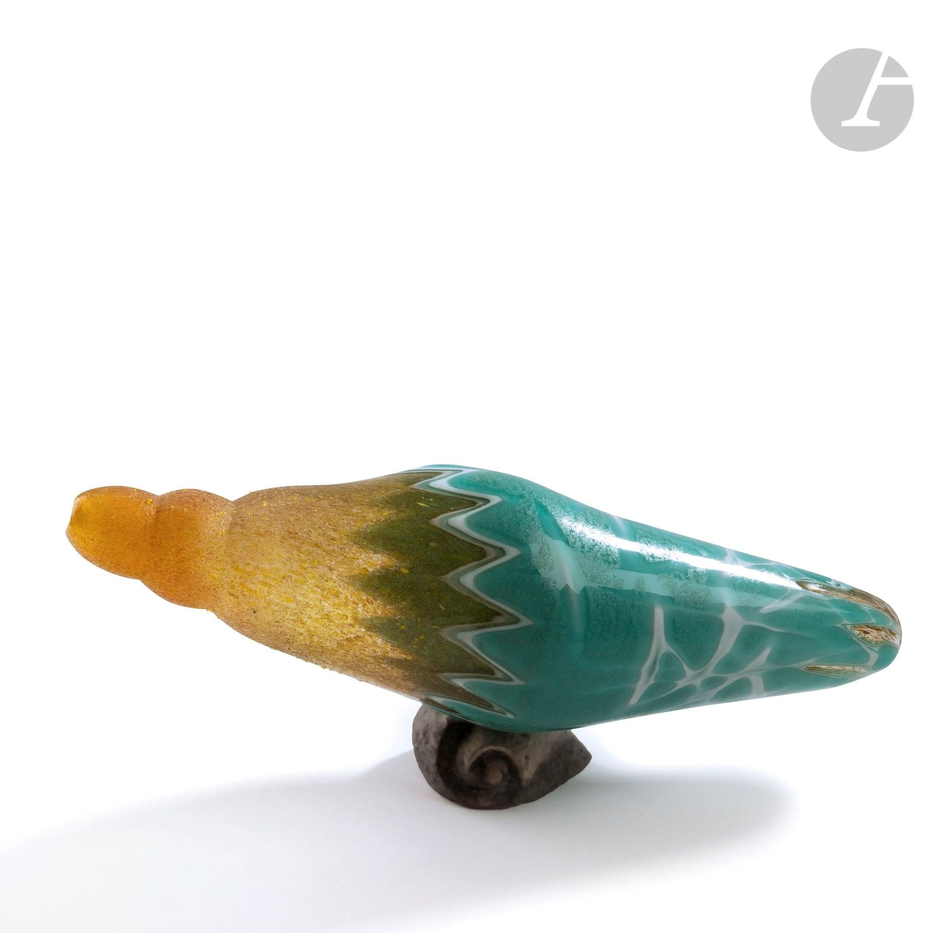 Isabelle POILPREZ (France, née en 1968) 
Coquillage
Sculpture aquatique en verre soufflé émaillé jaune, recouverte d’une couche turquoise partiellement gravée, reposant sur un pied en raku. H.12 cm - L. 32 cm - P. 9 cm