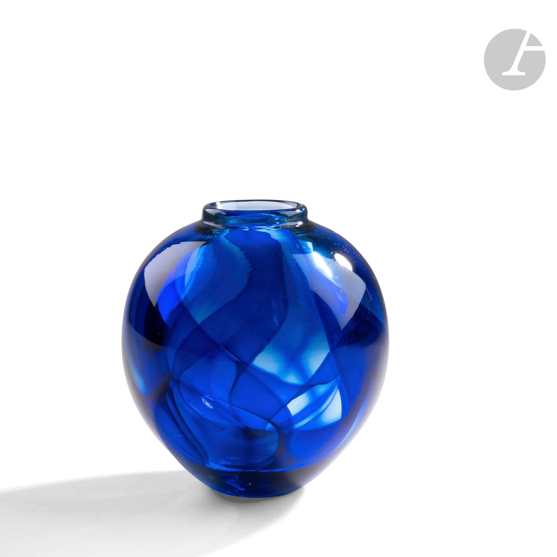 Allain GUILLOT (France, né en 1948) 
Vase boule en verre soufflé, en camaïeu de bleus. Signé et daté 1995 sous la base. H. 12,5 cm - D. 11 cm