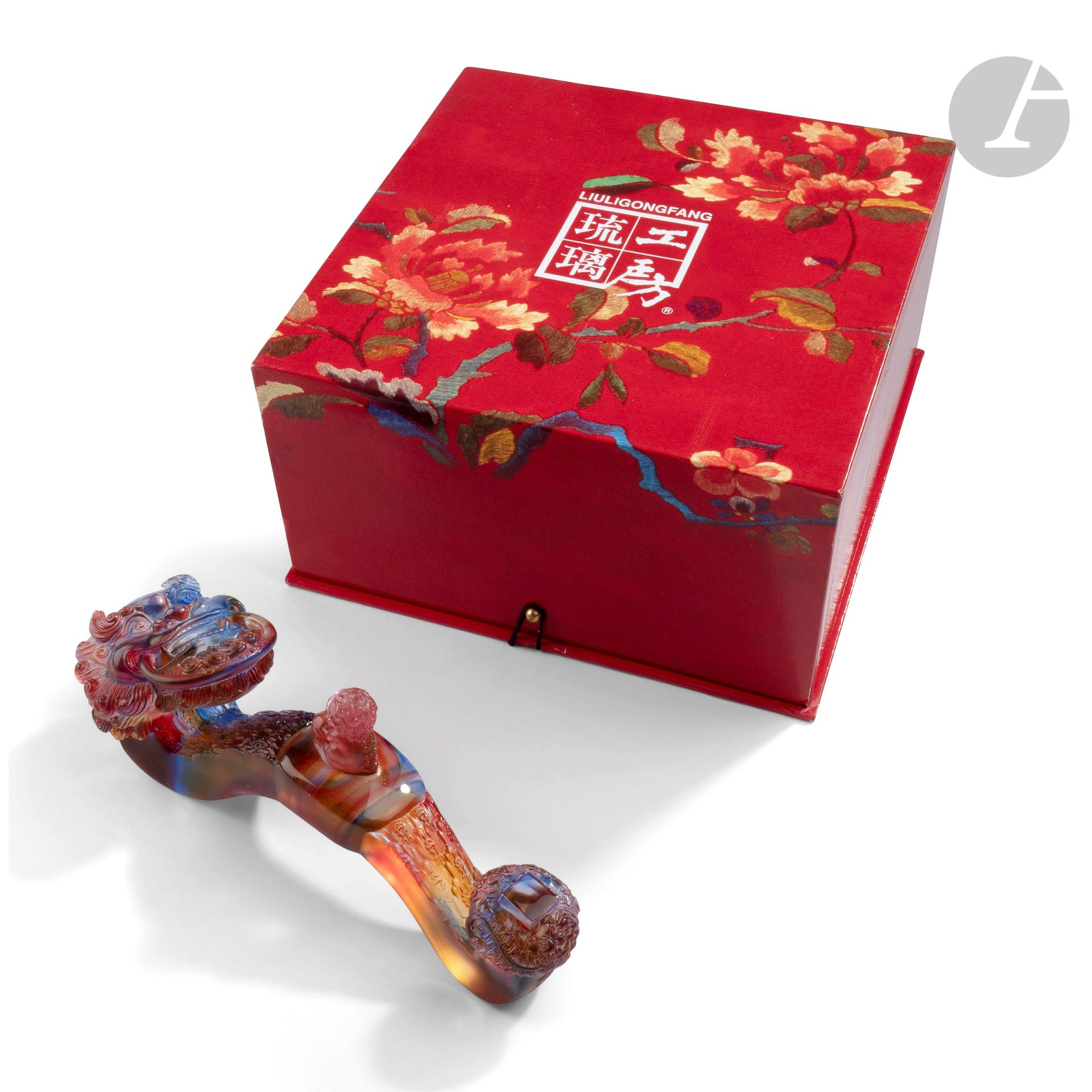 Liuli GONG FANG (China, XXth) 
Sceptre in pink, blue and amber glass paste, in its case. H. 24 cm - W. 8 cm - D. 10 cm
