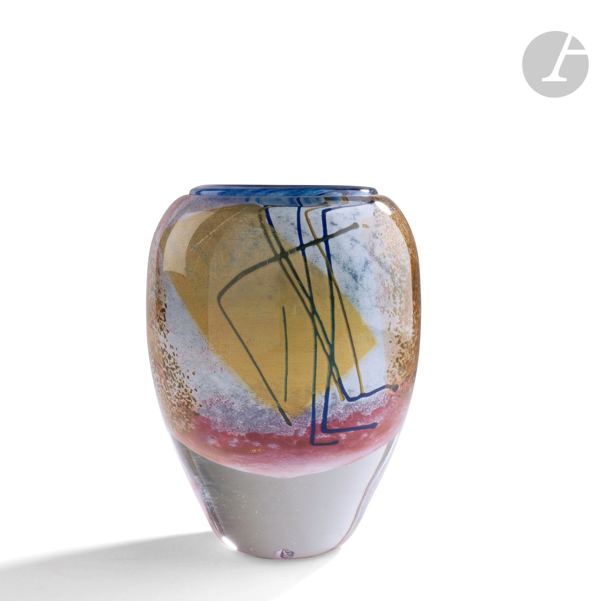 Jean-Claude NOVARO (France, 1943-2014)
Vase en verre soufflé à décor intercalaire de poudres rose, bleu et jaune, inclusions de feuilles d’or, col bleu. Signé et daté 1987 sous la base. H. 20 cm - D. 14 cm