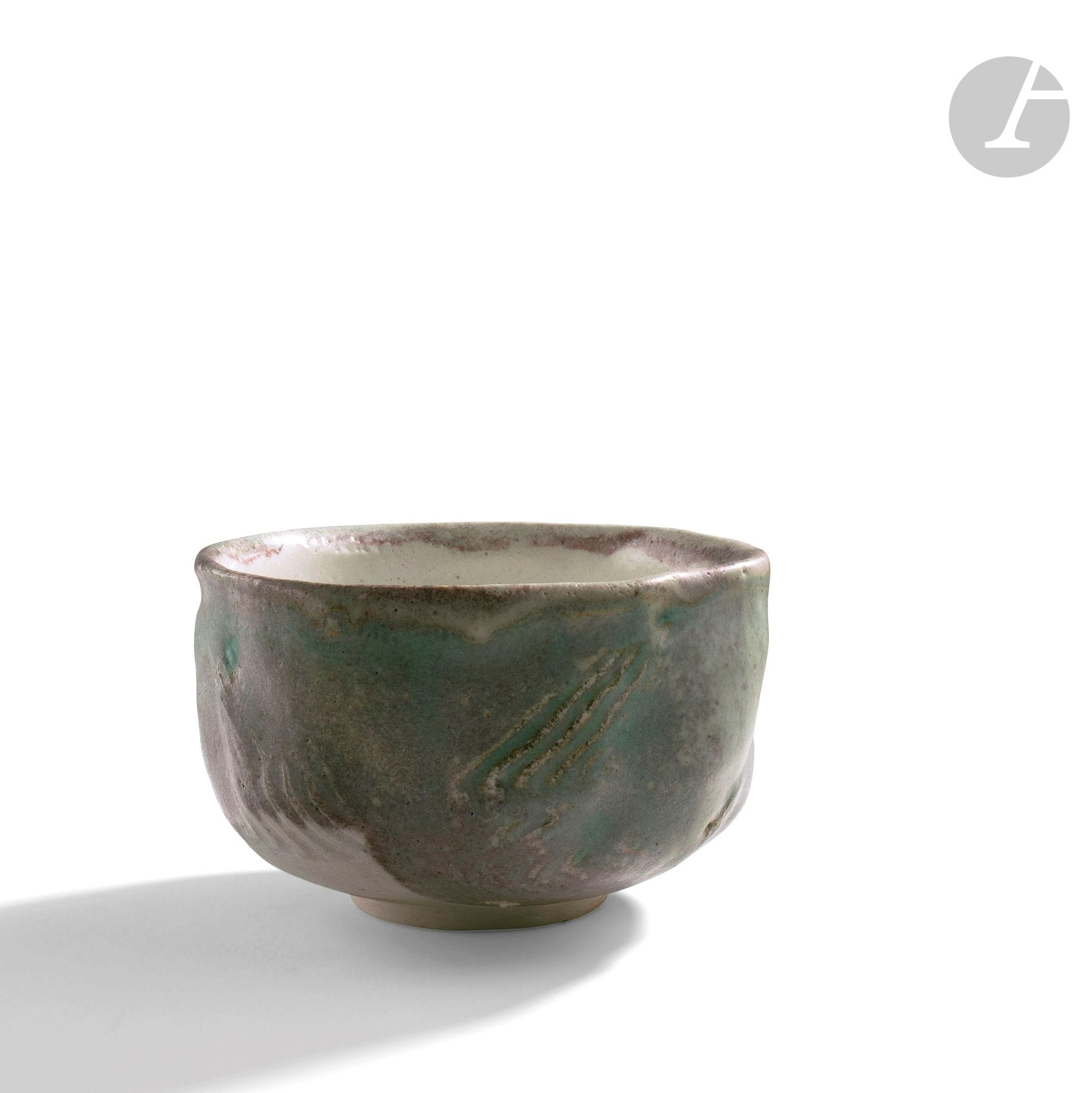 Georges SYBESMA (France, né en 1960) 
Bol en porcelaine à décor d’émaux rose, turquoise et vert. Signé sous la base. H.10 cm - D. 14 cm
