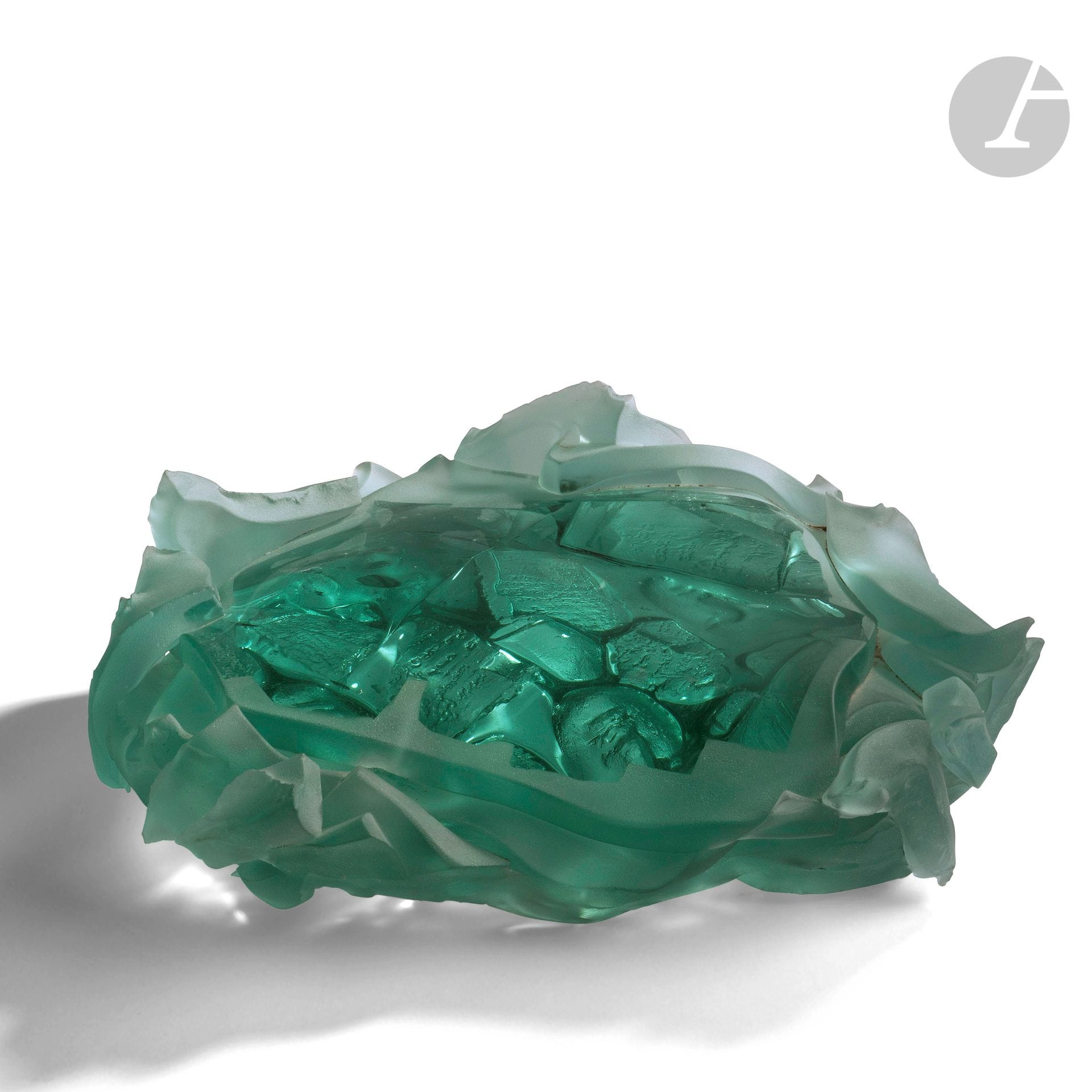 Raymond MARTINEZ (France, né en 1944) 
Agôn
Importante sculpture en verre coulé dans les tons verts, partiellement sablée, représentant un fond marin à décor de visages et de pages d’écriture. Signée et numérotée 1/1. H. 15 cm - D. 45 cm

Bibliographie : Verriales 2007 - Catalogue d’exposition, Galerie Internationale du Verre, Biot, 2007. Reproduite en couverture au catalogue.
