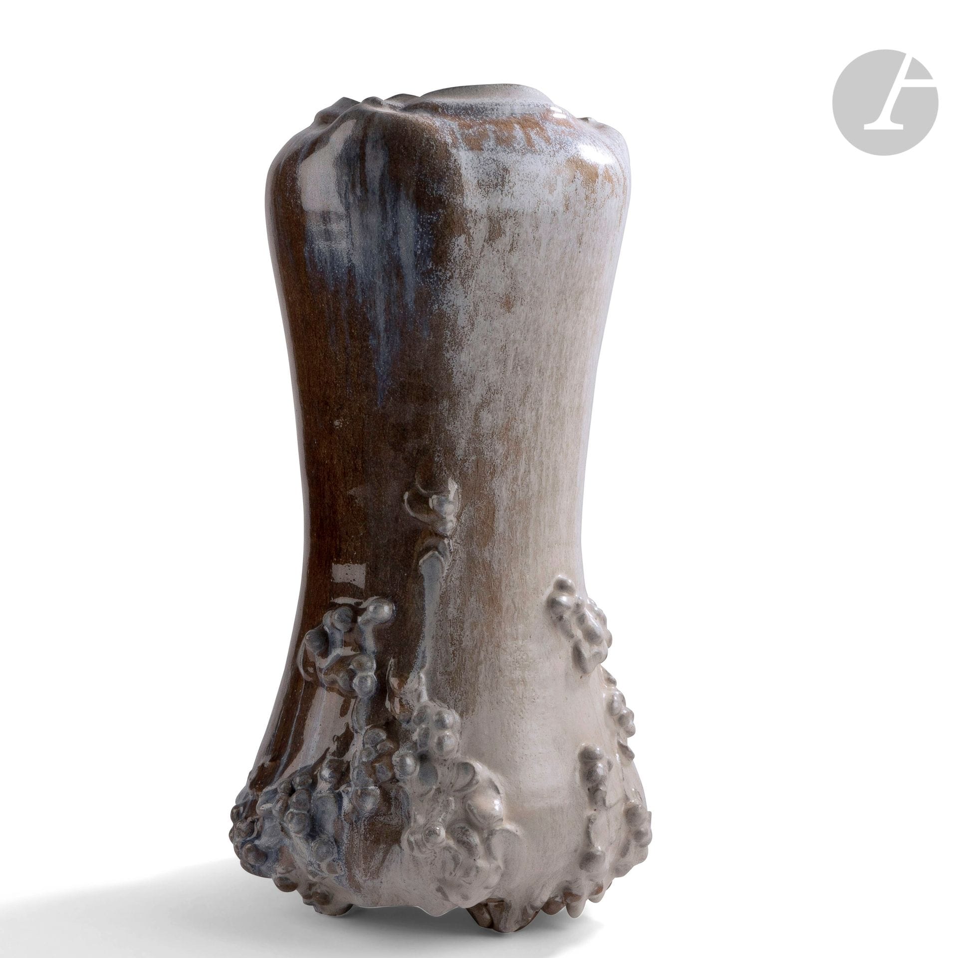Jean JACQUINOT (France, né en 1944) 
Grand vase en grès tourné, émaillé dans les tons dégradés de beige, à décor baroque. Pierre réalisée en 1994. Signé et numéroté 44 sous la base. H. 42 cm - D. 23 cm