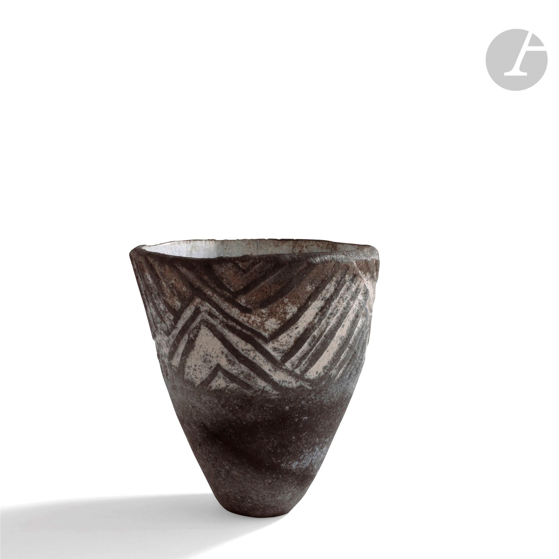 Agnès HIS (France, born in 1954) 
Vase in raku engraved with abstract motives. Stamp under the base. H.15 cm - D. 13 cm

