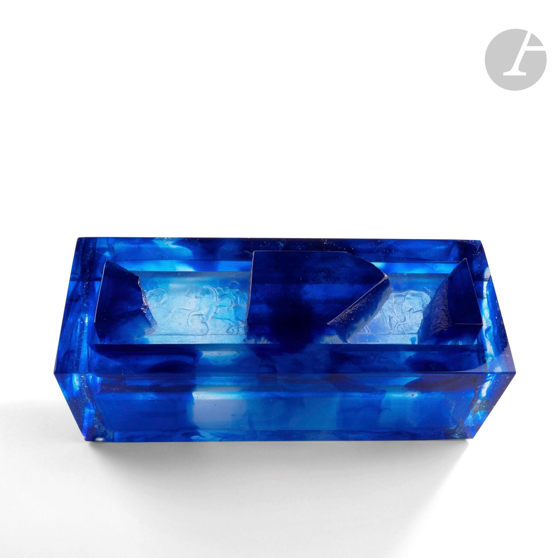 
Antoine LEPERLIER (France, born 1953)

Box with fragments 1 , 1994

Rectangular sculpture in blue tinted glass paste, the fragmented lid revealing a scene of characters. Model created in 1993, five copies made, this one in 1994. Signed and numbered 927 AAL 570 under the base. H. 9 cm - L. 21,5 cm - D. 8,5 cm

Small chip on the lid. 
