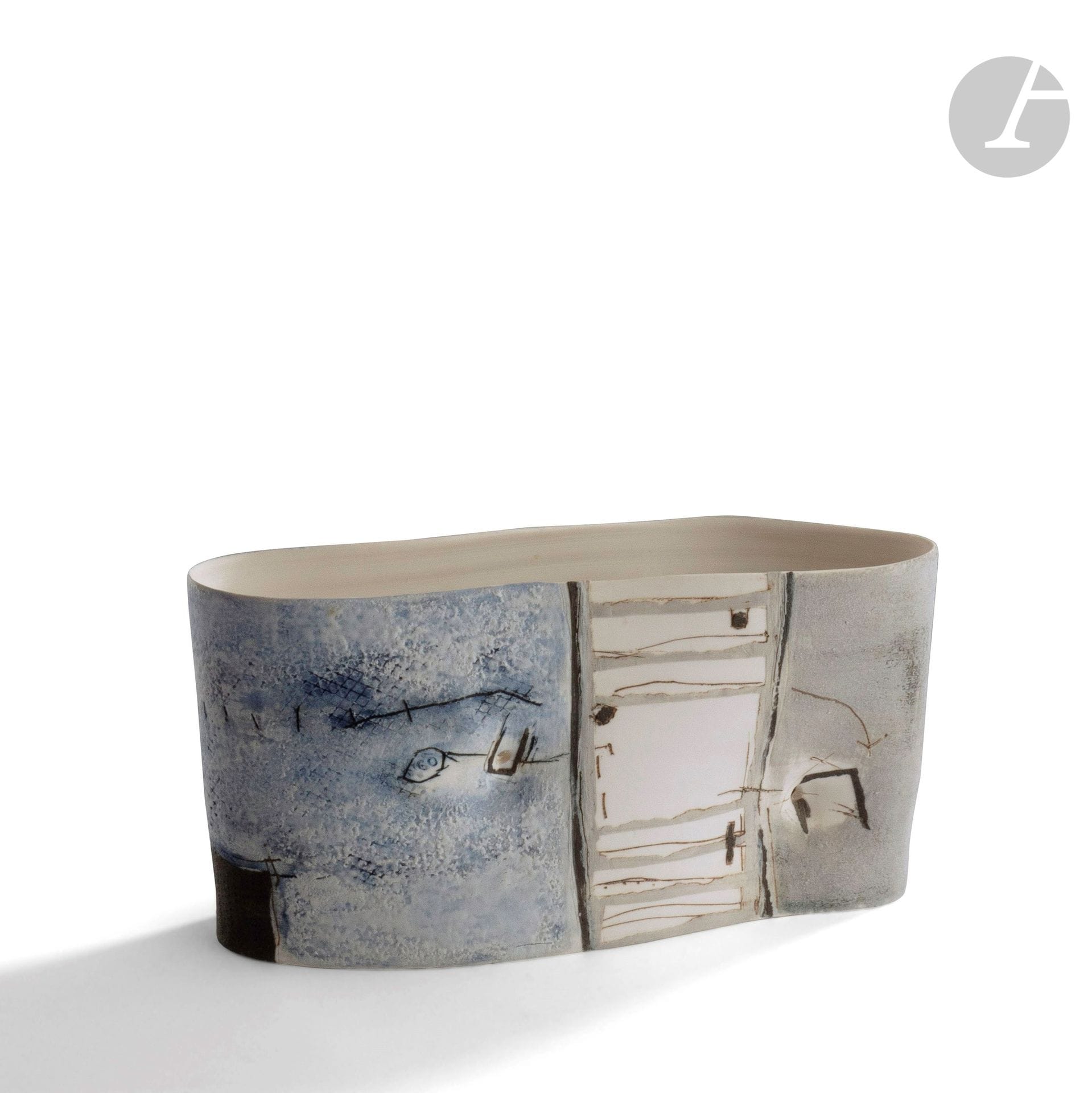 Yuk Kan YEUNG (Hong Kong, née en 1959)
Coupe de forme libre en porcelaine à décor abstrait peint dans les tons gris, noir et bleu. Pièce réalisée en 2005. Signée et numérotée sous la base. H. 14 cm - L. 26 cm - P. 8 cm

Provenance : Carlin Gallery, Paris.