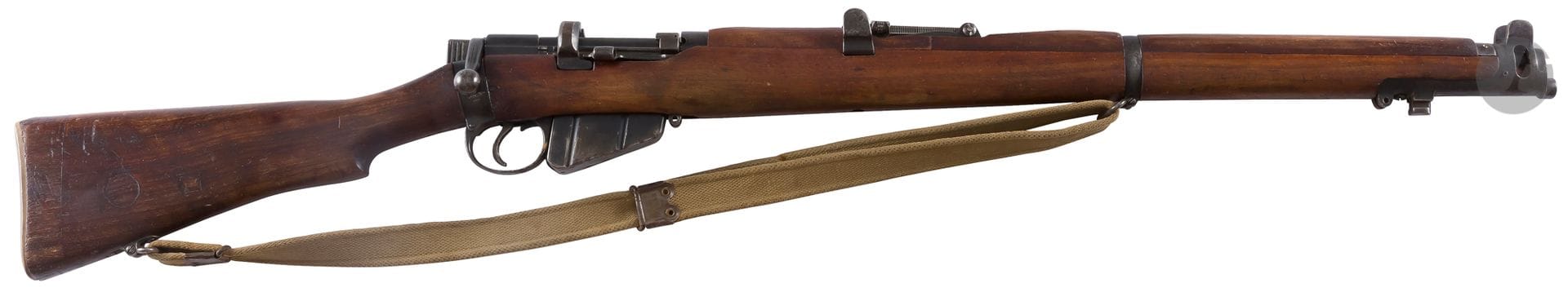 SHT Lee Enfield SMLE short rifle, Mk III, British 303 caliber. 
Barrel with 20 gauge rise. Marked "Enfield 1915 SHT LE III". Walnut stock, original mounted with dovetail. 
Canvas sling. 
Length of the barrel: 64 cm - Overall length: 112 cmCategory
C to be declared, n°J9***



.