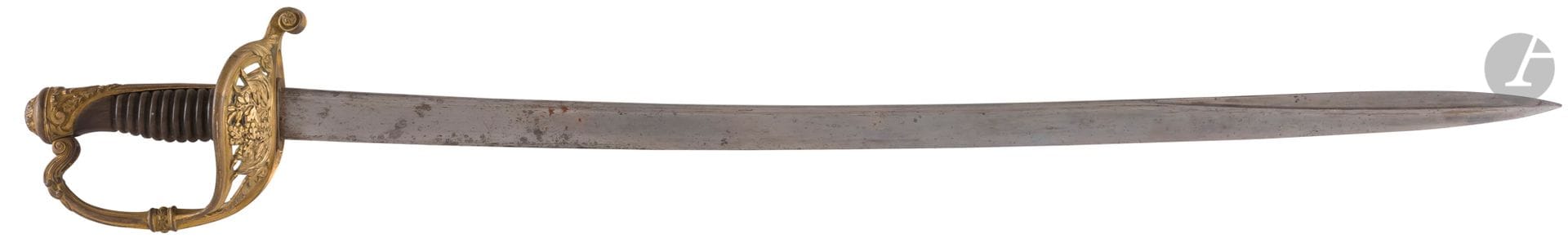 Sabre d’officier des chasseurs de Vincennes.
Poignée en corne (manque le filigrane). Monture en laiton doré et ciselé. Lame cintrée à dos rond et contre-tranchant.
E.M. S.F.