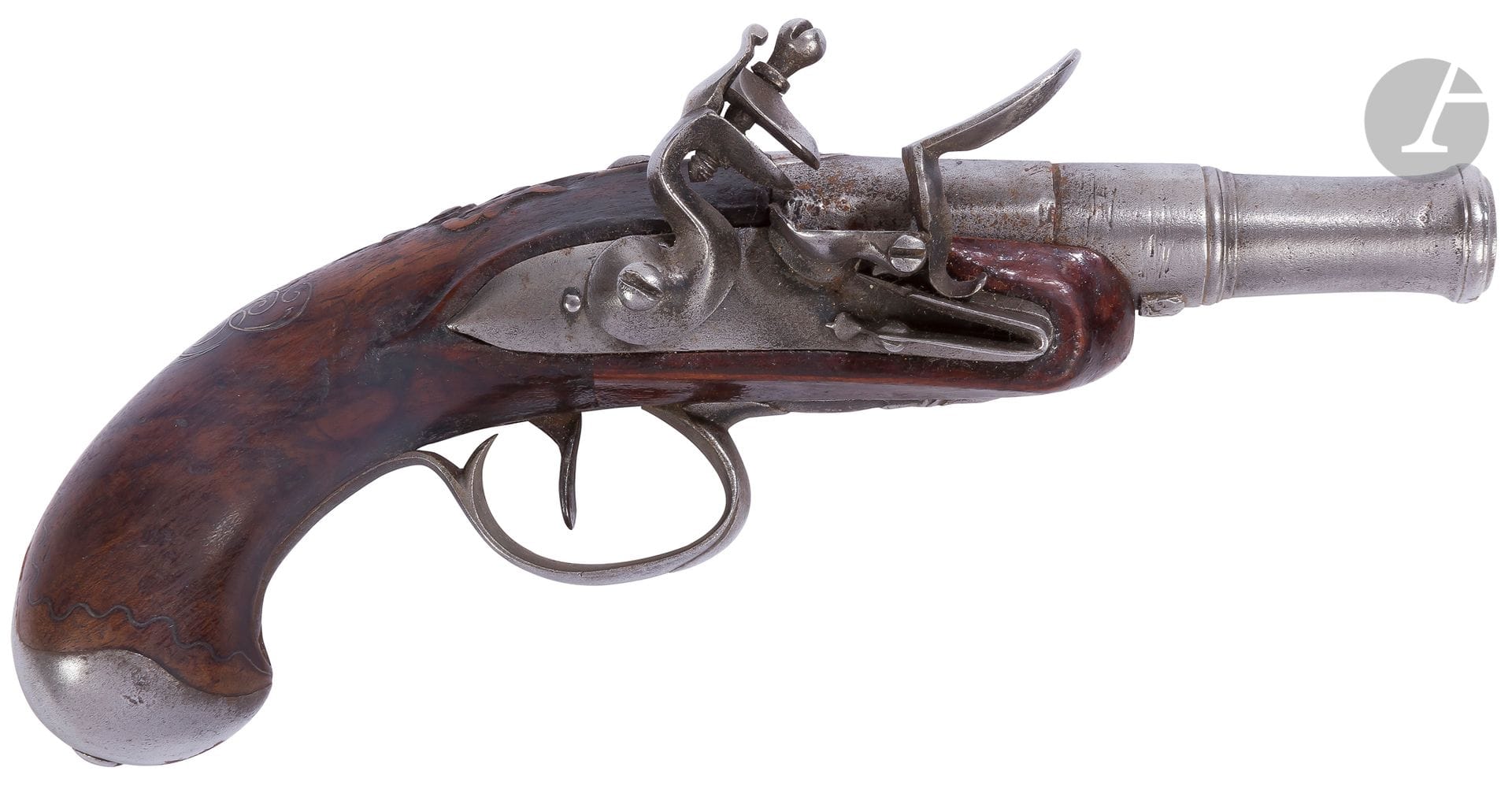 Pistolet à silex de voyage, d’officier. 
Canon rond à balle forcée, à méplats au tonnerre. Platine et chien col de cygne à corps ronds. Garnitures en fer découpé. Crosse en noyer en partie sculpté (réparation au bois à l’avant).
Vers 1760-1780 (métal peau d’orange).