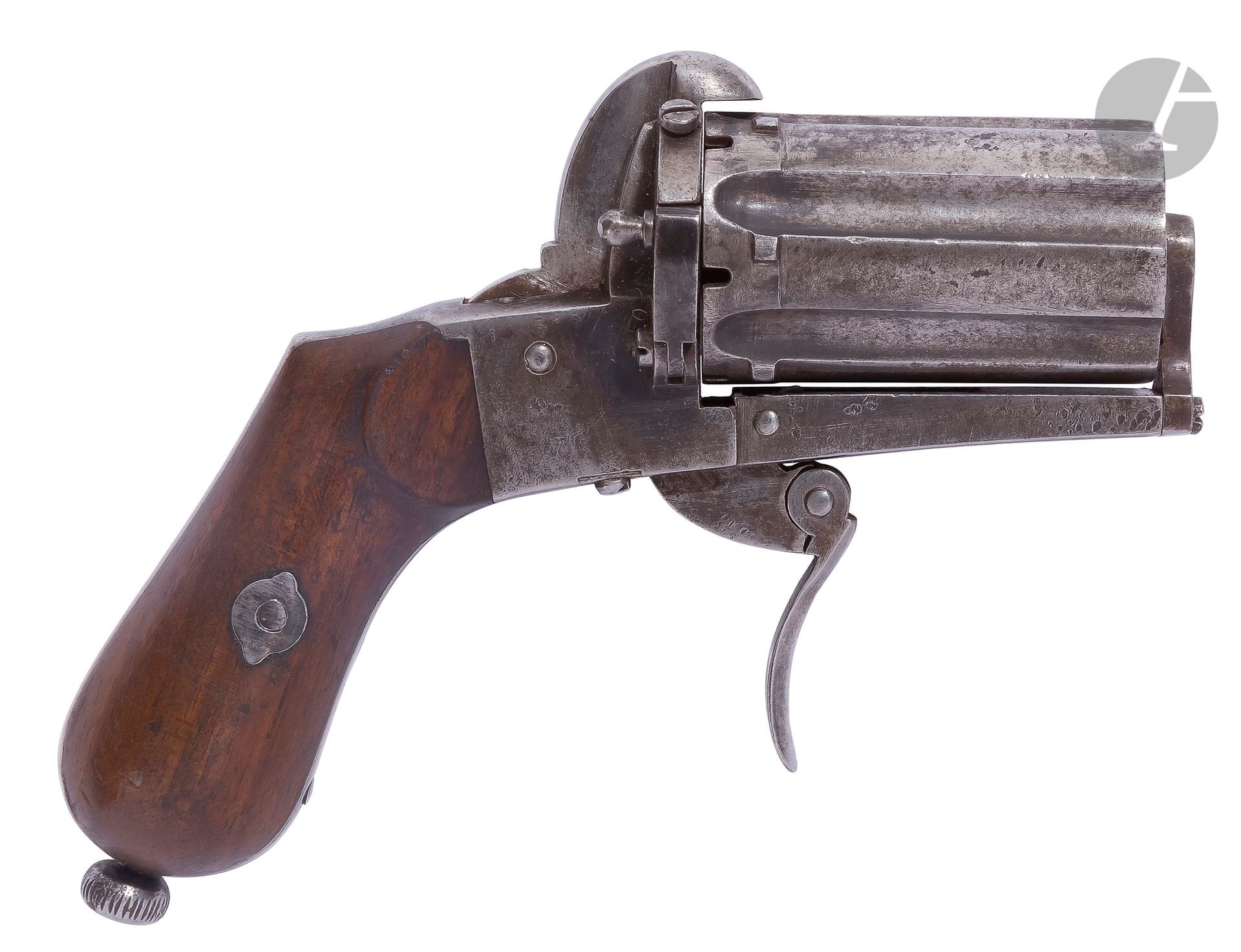 Revolver poivrière à broche dit de curé, six coups, calibre 7 mm
Barillet évidé. Chien sans crête. Détente pliante. Plaquettes de crosse en noyer. Baguette se vissant dans la crosse.
A.B.E. (petites piqures). Vers 1870.