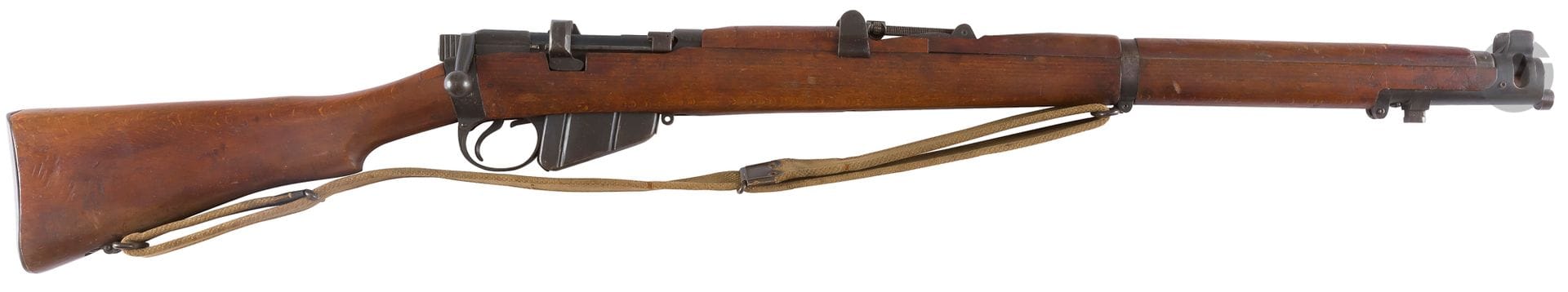 SHT Lee Enfield SMLE rifle, Mk III*, 303 British caliber. 
Barrel with rise to 20. Marked "G.R. B 1943 SHT LE III*"
Internal oxidation
.
 
Canvas sling. 
Length of the barrel: 62 cm - Overall length: 112 cmCategory
C to be declared, n°30***




.