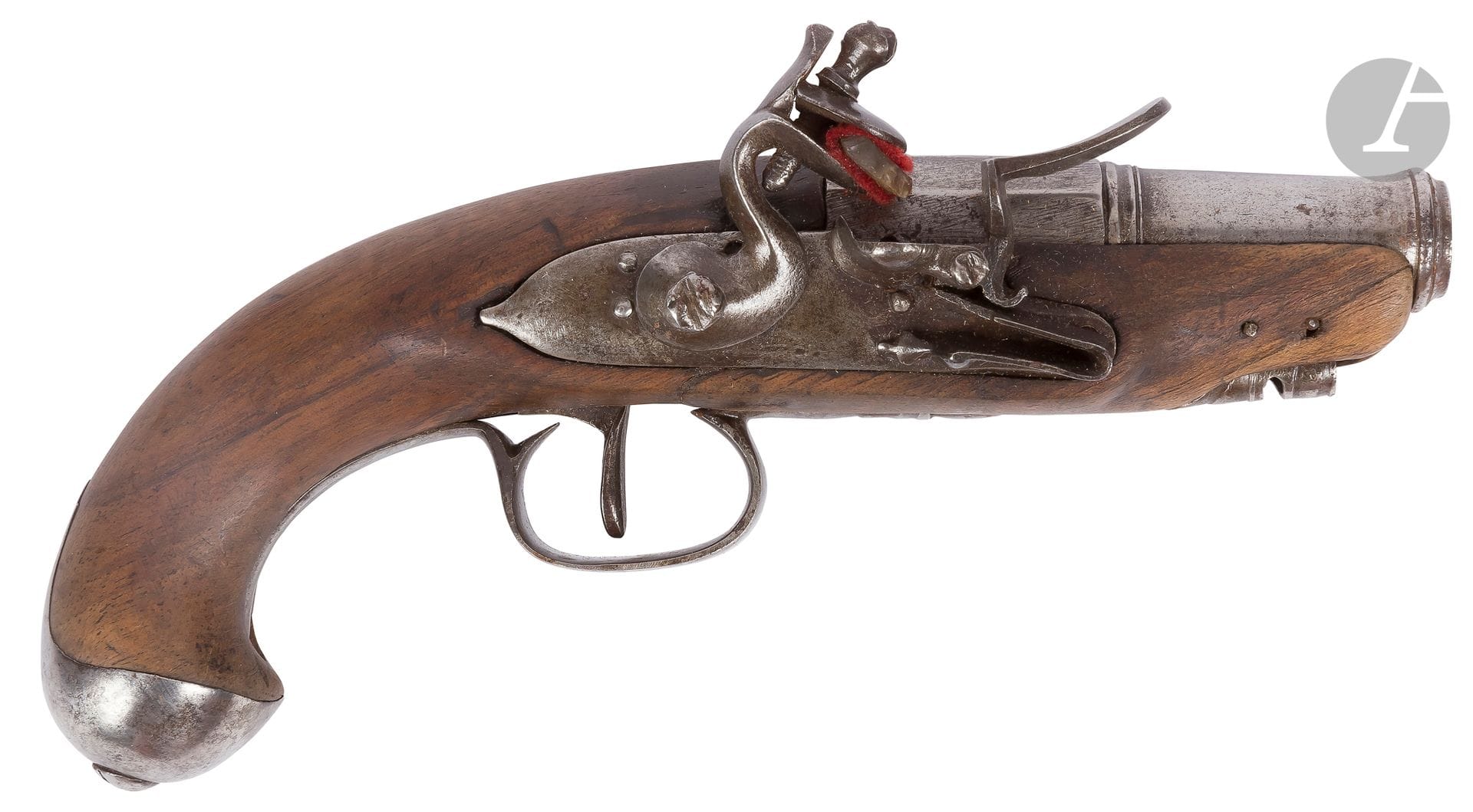 Pistolet à silex dit de voyage.
Canon rond à bourrelet à la bouche, à pans au tonnerre. Platine et chien col de cygne à corps ronds. Bassinet et garnitures en fer. Crosse en noyer.
Dans l’état (réparation au fût, manque la baguette). Vers 1760-1780.
