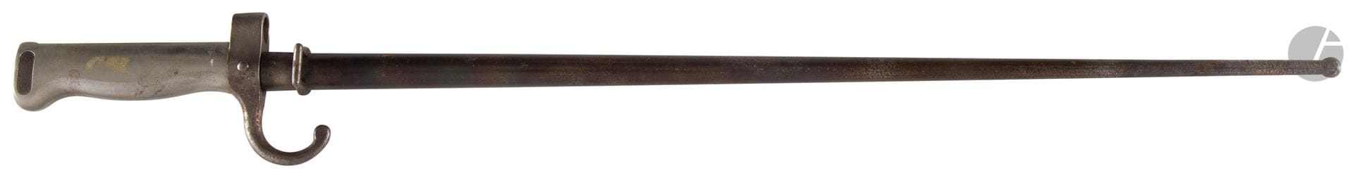 FRANCE 
Rare baïonnette de gendarmerie modèle 1890. 
Poignée en maillechort cannelé. Croisière en fer matriculé. Lame cruciforme, poinçonnée. Fourreau en tôle de fer bronzé, poinçonné, matriculé au matricule de la croisière « 20296 ». 
Longueur de la lame : 52 cm - Longueur totale : 63 cm
A.B.E. (petites piqures).

Référence KIESLING : Fiche 819