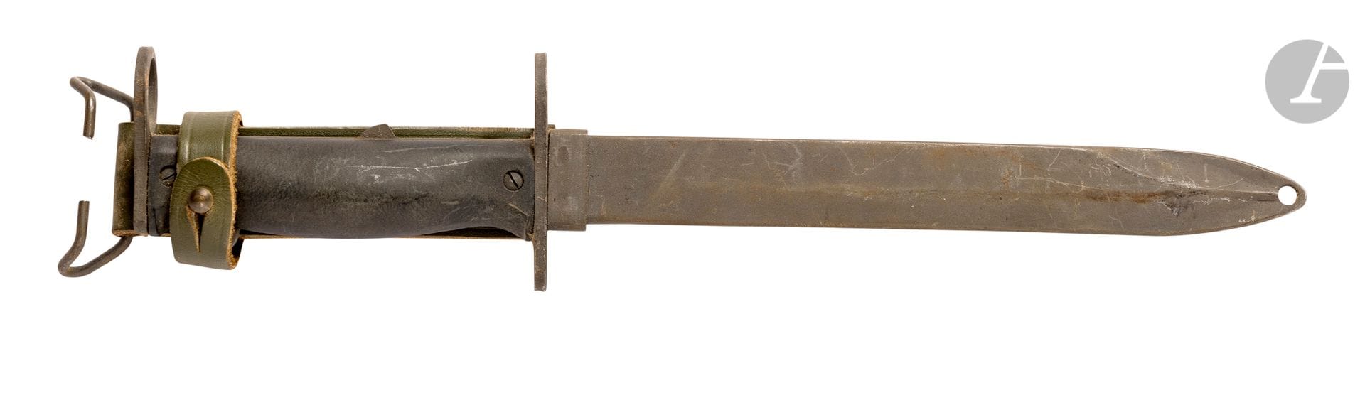 FRANCE 
Baïonnette MAS 49 / 56.
Poignée à plaquettes plastique. Croisière frappée sur le dessous MAS 69. Finition phosphatée. Avec fourreau et porte-fourreau. 
Longueur totale : 32,5 cm
B.E.