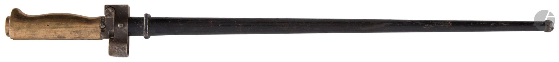 FRANCE 
Lebel bayonet model 1886-93-16, shortened R35. 
Brass handle. Cross without quillon, stamped. Blade cruciform bronzed, stamped "VD". Scabbard in iron sheet painted in black. 
Length of the blade : 39 cm - Total length : 52 cm
.



