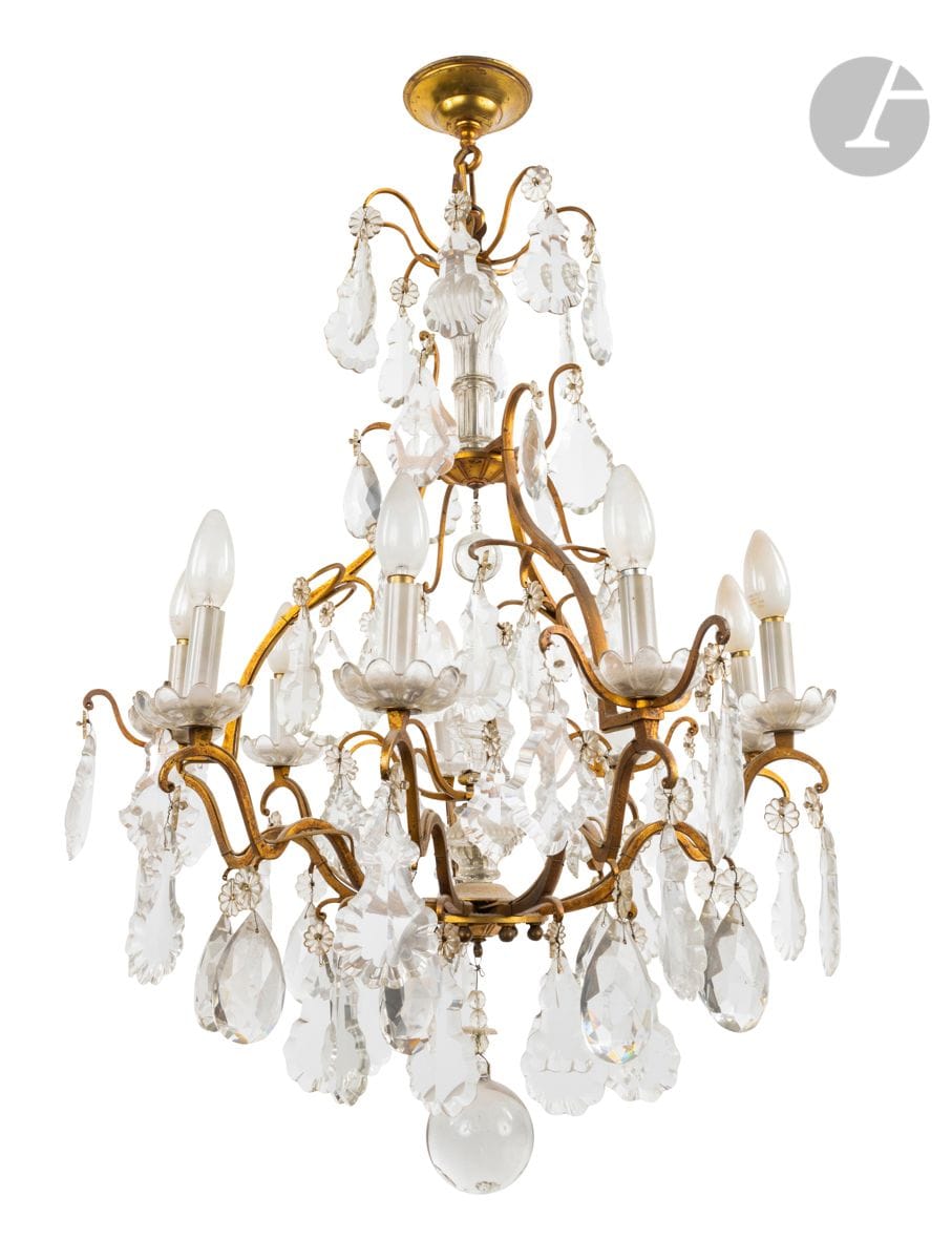 Chandelier in gilt bronze, molded and cut glass, with nine lights; (mounted with electricity).
Louis XV style.
H : 93 cm, L : 60 cm