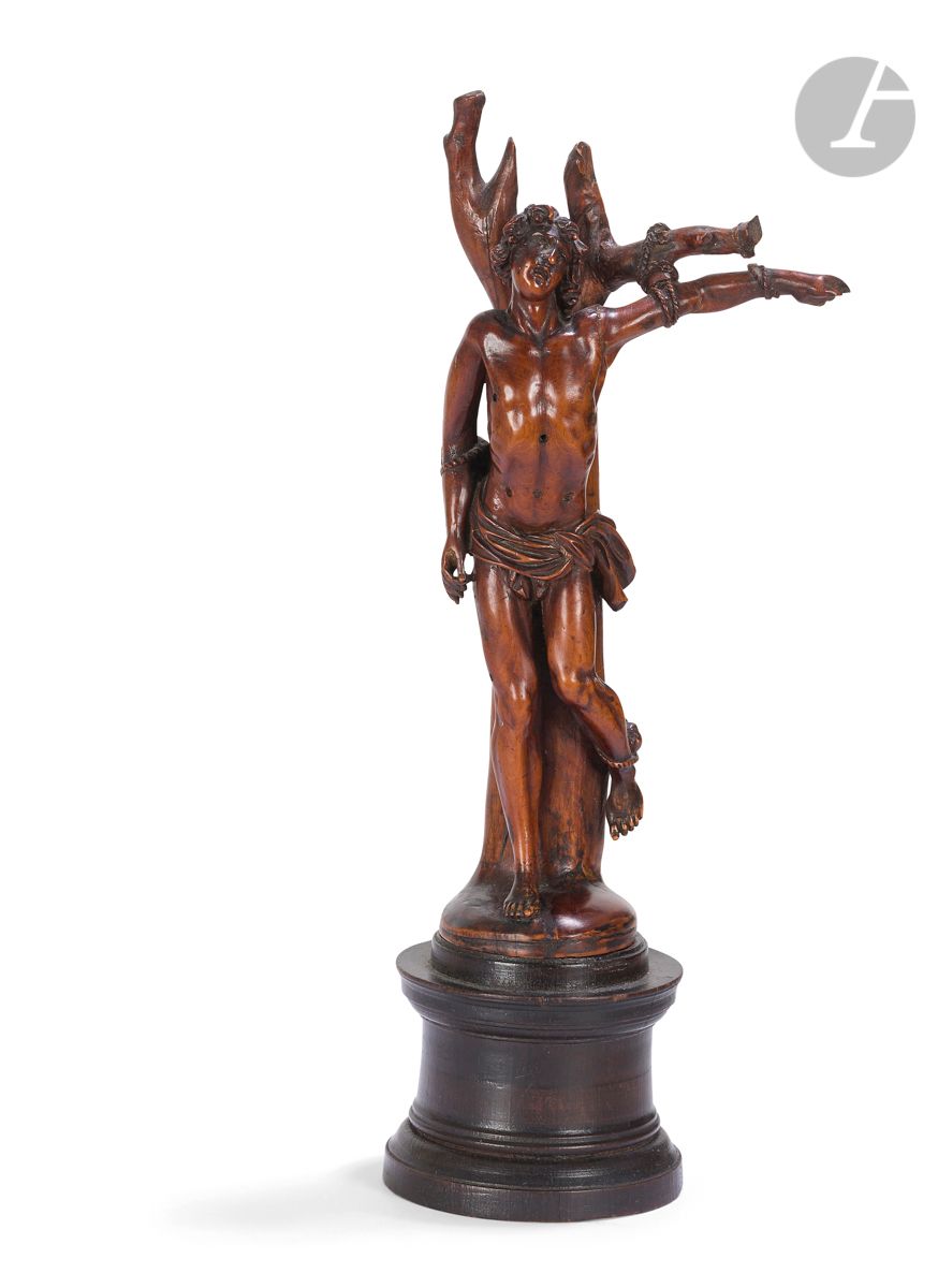 Saint Sébastien en buis sculpté en ronde-bosse. Attaché à un tronc, le saint martyr s’appuie sur sa jambe droite, la jambe gauche levée et le bras gauche tendu sur une branche.
École Allemande de la seconde moitié du XVIIe siècle
H : 21 cm
Sur un socle en bois tourné et noirci
(petits accidents et manques)