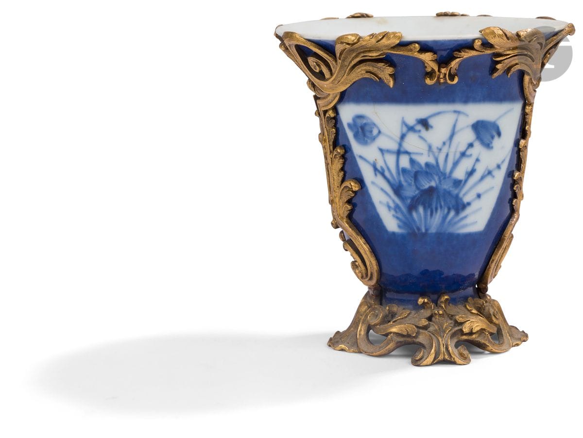 Coupe en porcelaine de Chine du XVIIIe siècle à monture de bronze doré à décor de feuillages et rinceaux ; (fêlure à la porcelaine);
Style Louis XV.
H : 10,5 cm