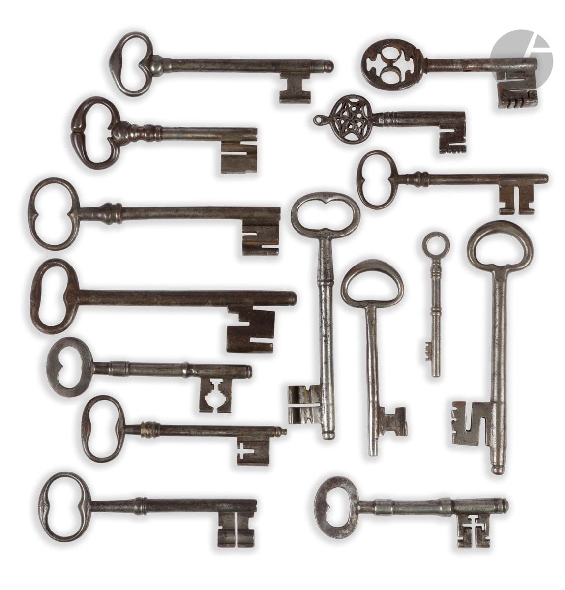 Lot de 14 clefs du XVIIe au XIXe siècle, les fûts pleins ou percés.