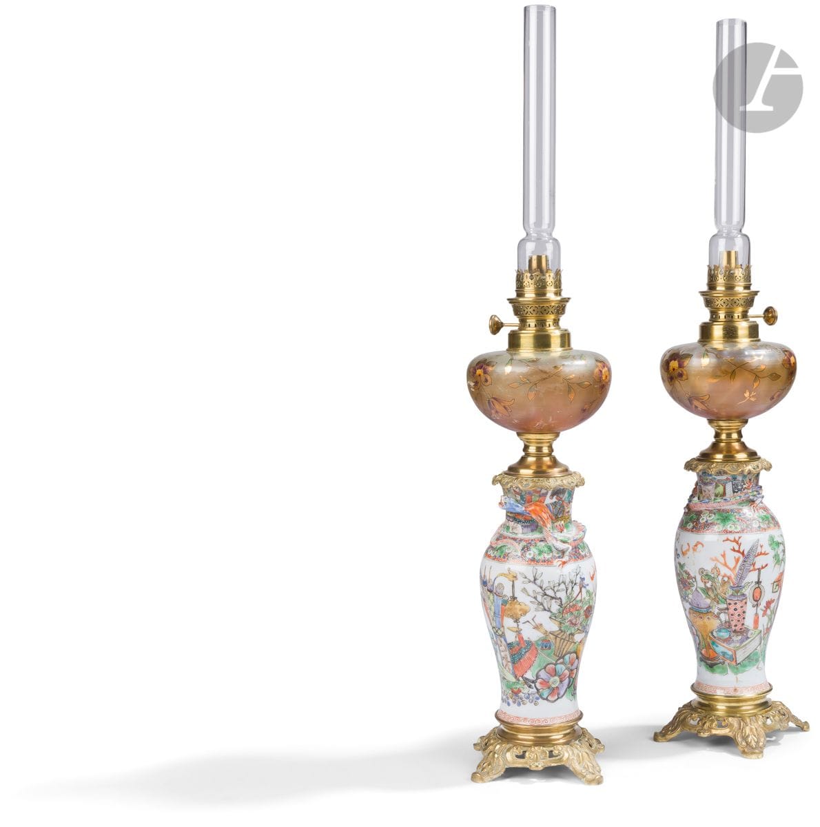 Paire de lampes en porcelaine dans le style de la Famille Verte, à monture de bronze doré et globe de verre moulé à rehauts d’or.
Fin du XIXe siècle.
H : 69 cm