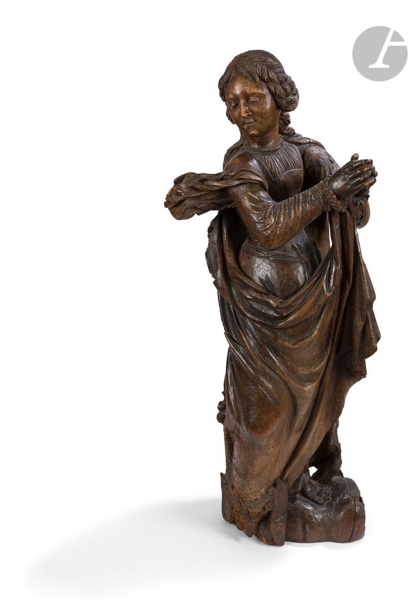 Saint Margaret in walnut carved in the round. Finely carved, she stands on the beast that tries with its clawed paws to hold back the flaps of its cloak.
Rhone Valley, middle of the 16th century
H : 100 cm
(missing parts)