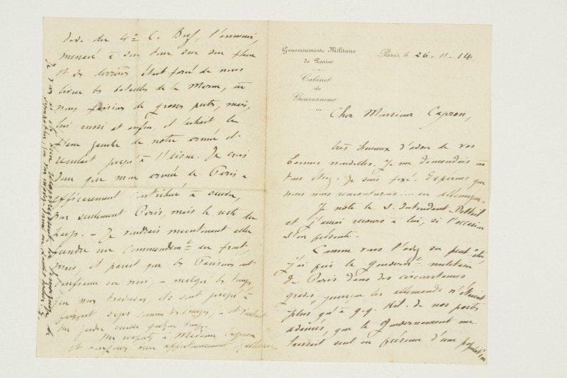 Joseph GALLIENI (1849-1916) maréchal
L.A.S., Paris 26 novembre 1914, au commandant Capron, sous-intendant militaire à Nice; 4 pages in-8, en-tête Gouvernement militaire de Paris. Cabinet du Gouverneur, enveloppe avec contreseing autogr. et marques postales. Récit de son action lors de la bataille de la Marne. Gallieni a pris le gouvernement militaire de Paris «dans des circonstances graves, puisque les Allemands n'étaient plus qu'à q.q. kil. de nos postes avancés, que le gouvernement me laissait seul en présence d'une population trompée sur la situation par des communiqués mensongers et que notre armée allait être débordée et coupée. Heureusement qu'à ce moment je recevais l'armée Maunoury qui m'arrivait en assez mauvaise posture, puisqu'elle battait en retraite depuis 9 jours et qu'elle avait perdu une bonne partie de ses effectifs et de son matériel. Je la ramenais vers notre front nord et, en 2 jours, je la remettais sur pied au moyen de nos ressources en off., hommes, matériel et munitions. Cela fait, pour parer au danger qui menaçait notre armée, toujours en retraite, je la portais vers St Ouen, sur le flanc droit des Allemands, tandis que j'allais palabrer avec les Anglais, à Melun, pour les décider à arrêter leur mouvement de retraite et à se reporter en avant. L'ennemi, ne s'attendant pas à cette attaque sur son flanc, commençait à marquer un moment de surprise, puis, se décidait à envoyer contre nous successivement 5 de ses corps avec toute leur artillerie lourde. En même temps, par les moyens rapides que me fournissait Paris, autos, taxi-autos, camions, je dirigeais vers le nord, vers Villers-Cotterêts sur les lignes de communication des Allemands, les renforts, que je recevais alors du Sud, une division algérienne, une div. du 4e C. Bref, l'ennemi, menacé à son tour sur son flanc et ses derrières, était forcé de nous livrer les batailles de la Marne, où nous faisions de grosses pertes, mais, lui aussi et enfin, il lâchait le flanc gauche de notre armée et reculait jusqu'à l'Aisne. Je crois d