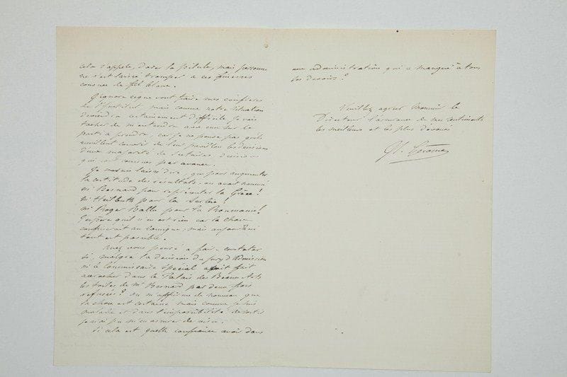 Jean-Léon GÉRÔME (1824-1904) peintre
L.A.S., Paris 18 juin 1889, [à Gustave Larroumet, directeur de l'École des Beaux-arts]; 2 pages et demie in-8 à son chiffre. Protestation contre la composition du jury de l'Exposition Universelle de 1889. «Le jury composé par l'administration du Champ de Mars a été accueilli avec une désapprobation universelle [...]. Je ne veux pas parler des individualités de beaucoup des membres de ce jury, qui n'ont ni par leur talent, ni par leur surface, qualité pour décerner des récompenses à la suite d'une Exposition Universelle, mais [...] ce jury a été trié sur le volet dans un but déterminé d'avance, à seule fin que les récompenses soient distribuées à une seule catégorie de peintres»... Gérôme va s'entendre avec ses confrères de l'Institut sur le parti à prendre: «je ne pense pas qu'ils veuillent couvrir de leur pavillon les décisions d'une majorité de sectaires»... On aurait nommé «Mr Besnard pour représenter la Grèce! Mr Heilbuth pour la Serbie! Mr Roger Ballu pour la Roumanie! J'espère qu'il n'en est rien car la chose confinerait au comique; mais aujourd'hui tout est possible»