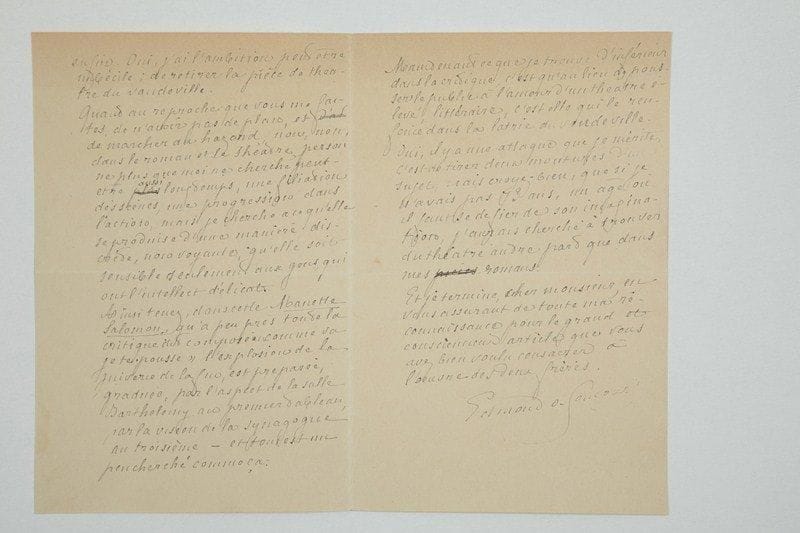 Edmond de GONCOURT. L.A.S., mars 1896, à un critique
3 Pages in-8. À propos de son adaptation dramatique de Manette Salomon [créée au Vaudeville le 27 février 1896]. Il remercie le journaliste de son article et de la façon «presque galante» dont il formule ses critiques. «Oui, je l'avoue, je trouve à l'heure présente, la pièce de théâtre inférieure au livre, et je veux lui donner certaines qualités du livre, je veux la faire parler cette pièce, littérature, art, philosophie! Et qu'elle ne soit pas l'histoire éternelle d'un adultère bourgeois. Je veux faire du théâtre moderne à la façon du théâtre ancien et du théâtre étranger - du théâtre littéraire enfin»... Il se défend de ne pas avoir eu de plan: «non, non, dans le roman et le théâtre, personne plus que moi ne cherche peut-être aussi longtemps, une filiation des scènes, une progression dans l'action, mais je cherche à ce qu'elle se produise d'une manière discrète, non voyante, qu'elle soit sensible seulement aux gens, qui ont l'intellect délicat»... Ainsi dans Manette, «qu'à peu près toute la critique dit composée ?comme va je te pousse? l'explosion de la juiverie de la fin, est préparée, graduée, par l'aspect de la salle Barthelemy au premier tableau, par la vision de la synagogue au troisième. [...] Maintenant ce que je trouve d'inférieur dans la critique, c'est qu'au lieu de pousser le public à l'amour d'un théâtre élevé, littéraire, c'est elle qui le renfonce dans la latrie du vaudeville»