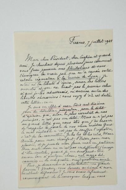 Abel HERMANT (1862-1950) écrivain
5 L.A.S., Paris et Fresnes 1905-1946, à Édouard Herriot; 9 pages in-8. Lettres de la prison de Fresnes. 7 juillet 1945. Il est à son 310e jour de détention préventive «pour le délit d'opinion qui, selon le plus essentiel de nos principes, n'est pas un délit. Mais ce n'est pas au grand lettré que vous êtes que j'ai besoin de rappeler la parole de nos vieux maîtres grecs: le mal véritable n'est pas de souffrir l'injustice, c'est de la commettre. Je les lis et les relis, Marc Aurèle pour mon réconfort, Platon pour mon plaisir, et je prends mon faux mal en patience»... Il prie Herriot de recevoir son défenseur, Me Pierre d'André... 16 décembre 1946, félicitations sur l'élection d'Herriot à l'Académie Française. «Aujourd'hui, dans la maison des morts où j'ai présentement mon domicile, je n'ai plus droit qu'à deux lettres par semaine [...]. Je doute que vous en receviez beaucoup des prisons de France, mais celle-ci doit compter pour deux: sachant que j'allais vous écrire, mon compagnon de captivité, Jacques Chevalier, l'ex-doyen de Grenoble, m'a prié de le rappeler à votre souvenir et de joindre ses félicitations aux miennes. Il est ici ma grande ressource, passionné d'hellénisme comme moi, - et comme vous si j'ai bonne mémoire»... D'autres lettres au sujet de la candidature de Moncharmont à la direction du Théâtre des Célestins (1905-1906), et recommandant l'éditeur Lemerre dans la promotion Ronsard de la Légion d'honneur (1924)