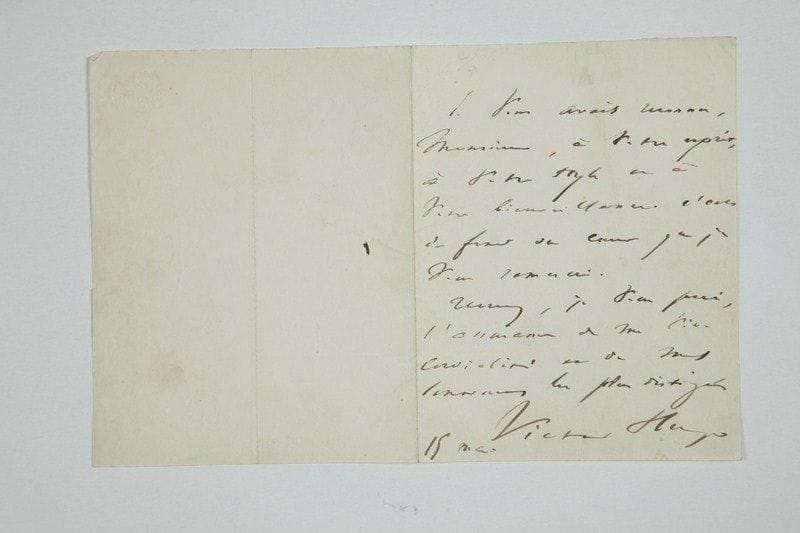 Victor HUGO
L.A.S., 15 mai; 1 page in-12. «Je vous avais reconnu, Monsieur, à votre esprit, à votre style et à votre bienveillance. C'est du fond du coeur que je vous remercie»