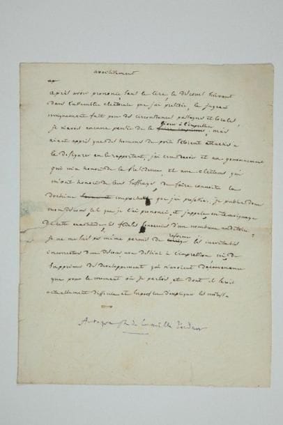 Camille JORDAN (1771-1821) homme politique et écrivain
L.S., L.A.S., P.A. et une lettre dictée avec corrections autographes, 1805-1820; 7 pages formats divers (portrait joint). Lyon 26 floréal XIII (16 mai 1805), comme Secrétaire de la Société des Amis du Commerce et des Arts (en-tête) au sculpteur Chinard, lui envoyant les règlements de la Société, et l'invitant à y adhérer... 12 juin, à M. Ampère: «Quel regret d'être obligé de partir brusquement, et sans vous avoir revu, sans avoir fait le charmant déjeuner, lorsqu'il nous restait tant à dire»... Avertissement. Introduction à un discours comme président d'une assemblée électorale, afin de «faire connaître la doctrine irreprochable que j'ai professée. [...] j'appele en temoignage de cette exactitude, les fideles souvenirs d'un nombreux auditoire»... [17 juillet 1820]. Réponse corrigée à une lettre du comte de Serre, Garde des Sceaux (copie jointe), annonçant l'admission de Jordan à l'honorariat du Conseil d'État. La disgrâce de sa révocation ne saurait affaiblir son zèle à servir Sa Majesté: «Ma conduite récente à la Chambre n'a été qu'un gage nouveau de cette ancienne loyauté que S.M. a la bonté de reconnaître. J'ai cru servir les intérêts les plus vrais du trône en défendant nos lois fondamentales contre vos innovations», notamment à propos du jury, du vote et du Concordat... Il ironise sur le motif invoqué de sa mauvaise santé et ses absences du Conseil, et conteste les «erreurs prétendues»: s'il est vrai que des factions révolutionnaires nous menacent, «le plus sûr moyen d'accroître le péril, c'est d'affaiblir les garanties promises, d'offenser l'opinion nationale par les témoignages d'une injurieuse défiance, d'appuyer le gouvernement sur vos nouveaux alliés, les hommes de 1815, sans avoir obtenu d'eux une seule rétraction publique des préjugés qui les rendent si justement suspects. C'est surtout de tolérer ou de dissimuler leurs nouveaux excès, comme on a eu le malheur de le faire à l'origine des troubles de Paris»... On joint la copie d'une lettre du futur Louis