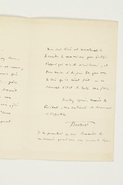 Philippe BERTHELOT (1866-1934) diplomate et homme politique
3 L.A.S., 1925-1927, au Président Édouard Herriot; 10 pages formats divers, un en-tête Ministère des Affaires Étrangères. Sur sa disgrâce, à la suite du scandale de la Banque industrielle de Chine. 21 février 1925. La Chambre a sanctionné la «noble action» du Président du Conseil: «vous êtes trop sensible vous-même pour ne pas sentir mieux que tout autre ce qu'éprouve un homme attiré injustement dans le champ de l'hypocrisie publique. Par là même votre coeur généreux comprendra tout ce que représente pour moi le rétablissement de ma figure morale»... 3 mai 1925, disant sa reconnaissance «pour vous, qui m'avez réintégré, défendu devant la Chambre, et à qui je dois mon retour aux Affaires Étrangères. J'ai passé des heures assez dures, car le sentiment de l'injustice est amer, mais grâce à la vie intérieure près d'une compagne admirable, grâce aussi à la force que me donnait l'estime d'hommes tels que vous et de tous mes amis conservés, j'ai attendu avec confiance l'heure où vous m'avez rendu publiquement ma place»... 9 février 1927: remerciements pour ce qu'il a fait pour son beau-frère Langlois, directeur des Archives, pour son initiative «quant au centenaire de notre père», et de l'avoir «replacé dans le service public et relevé de la cruelle et injuste situation où les événements m'avaient placé»