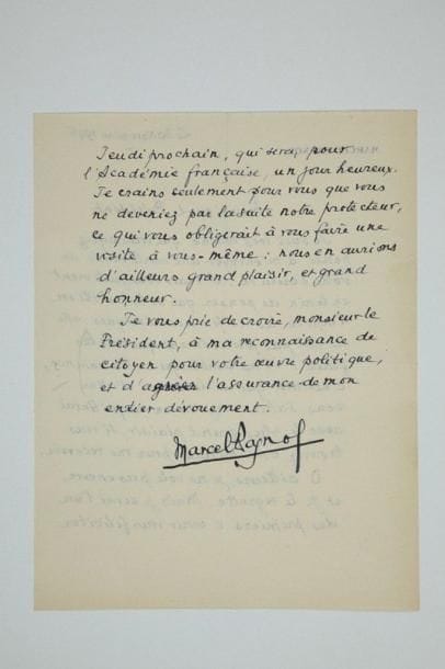 Marcel PAGNOL (1895-1974)
L.A.S., 30 novembre 1946, au Président Édouard Herriot; 2 pages in-4 à son en-tête. Hommage de l'académicien élu, non encore reçu, au candidat à l'Académie française (Herriot sera élu le 5 décembre 1946). «Je suis très touché que vous ayiez pensé à m'envoyer une carte ornée de votre écriture. J'étais tout justement en train de penser que si la tradition impose les visites académiques, elle ne dit pas précisément qui doit les faire. Il me semble qu'en l'occurrence, c'est moi qui ai le devoir d'aller vous saluer [...] D'ailleurs, je ne vote pas encore, et je le regrette. Mais je serai l'un des premiers à venir vous féliciter Jeudi prochain, qui sera, pour l'Académie française, un jour heureux. Je crains seulement pour vous que vous ne deveniez par la suite notre protecteur, ce qui vous obligerait à vous faire une visite à vous-même: nous en aurions d'ailleurs grand plaisir, et grand honneur»... Il ajoute sa «reconnaissance de citoyen pour votre oeuvre politique»... On joint une L.A.S. de Jacques de Lacretelle à Édouard Herriot, regrettant que son absence l'empêche de voter pour lui