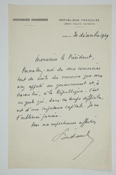 POLITIQUE. 24 lettres ou pièces, la plupart L.A.S. adressées à Édouard Herriot, 1905-1949. Victor Augagneur (2, 1914, sur les élections à la Croix-Rousse et sur son fils André), Alfred Baudrillart (2, 1930-1932, comme recteur de l'Institut Catholique, remerciements pour Sous l'olivier et le livre sur l'École normale, avec des réticences politiques), Georges Bidault (décembre 1949, remerciant pour le «concours que vous avez apporté au gouvernement»), Henri Brisson (1906, au sujet d'une revendication financière des grandes villes françaises), Ferdinand Buisson (3, dont une longue et très intéressante au sujet du prolétariat à gauche du Parti radical), Émile Combes (2 lettres 1905-1907, et discours dactyl. avec importantes corrections autogr., pour l'arrivée des grands blessés venant d'Allemagne, 2 décembre 1915), Charles de Freycinet, Charles Lutaud (2, 1916, comme Gouverneur général de l'Algérie), Édouard Millaud (2, 1907, au sujet d'un banquet politique, plus fac-sim.), Joseph Paul-Boncour, André Tardieu (2, dont une de 1930 après le refus d'Herriot de collaborer avec lui), Maurice Viollette, René Viviani (à la fin du premier ministère d'Herriot, 1917: «Je vous vois trop au-dessus des misères de notre vie publique [...] un homme comme vous prend du repos et non sa retraite»), etc. Plus la copie dactyl. de la lettre de Pierre Laval demandant à entrer en Suisse en avril 1945 (et une d'Abel Bonnard lors de son expulsion)