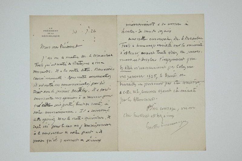 PRÉSIDENTS DE LA RÉPUBLIQUE
5 L.A.S., 1 L.S. et une carte de visite autographe, la plupart à en-tête Le Président de la République, adressées à Édouard Herriot. Vincent Auriol (l.s., 1950, éloge de son discours: «jamais programme républicain n'avait été affirmé avec autant de force!»), Paul Deschanel (1917, éloge de son livre Agir), Paul Doumer (1931, regrettant de n'avoir pu participer à la fête des 25 années de vie publique d'Herriot), Gaston Doumergue (2, dont une de 1924 résumant une conversation avec le maréchal Foch à propos de l'exécution du Traité de Versailles), Émile Loubet (1905, à propos de Madame Récamier, plus carte de visite)
