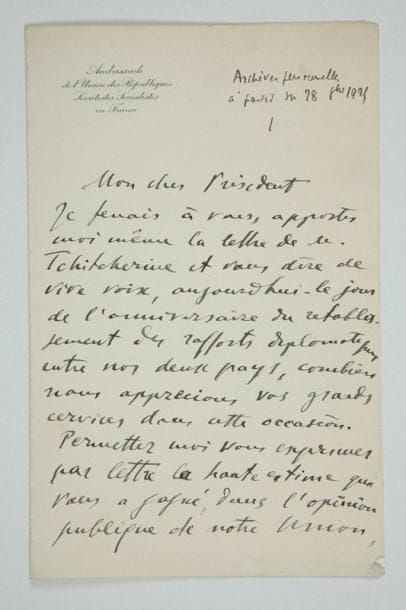 Christian RAKOVSKY (1873-1941)
Homme politique et diplomate soviétique. 2 L.A.S. et 1 L.A. (la fin manque), 1924-1925, à Édouard Herriot, ministre des Affaires étrangères, puis président de la Chambre des Députés]; 7 pages et demie in-8, une à en-tête Ambassade de l'Union des Républiques Soviétistes Socialistes en France. Londres 28 mai 1924, transmettant une lettre de Tchitcherine, il le félicite sur «le brillant succès» remporté par le Parti Radical aux élections, qu'il attribue en grande partie «à l'infatigable lutte que vous avez menée au nom de la démocratie française»... Londres [1924]: «Je connais vos difficultés vis-à-vis de la masse des porteurs de dette français. [...] il ne s'agit pas seulement du côté financier de la question - l'impossibilité pour notre pays ruiné et appauvri de prendre des obligations incompatibles avec ses ressources - mais aussi du côté politique du problème [...] de souscrire à des formules qui constitueraient une rénégation formelle de notre législation révolutionnaire»... Il invoque l'analogie de la Convention nationale et des aristocrates français, et rappelle que le régime tzariste «était détesté par l'ensemble du peuple russe. Les dettes contractées par lui jouissaient de la même impopularité»... (la fin manque). [Paris] 28 octobre 1925: il le félicite «le jour de l'anniversaire du rétablissement des rapports diplomatiques entre nos deux pays, [...] acte accomplit sous votre présidence et, surtout, par votre initiative, votre énergie et persévérance»... On joint une L.S. d'envoi d'A. du Chayla, transmettant aussi une déclaration verbale de Rakovsky concernant la reconnaissance de l'Union des Républiques Soviétiques Socialistes par la République Française, Paris 30 mai 1924