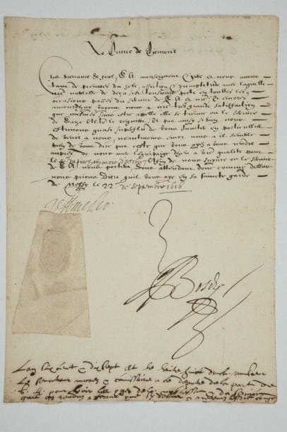 SAVOIE. VICTOR-AMÉDÉE Ier (1587-1637)
Duc de Savoie, prince de Piémont. L.S., Nessy (Annecy) 22 septembre 1616, à Louis de Bouguergue; 1 page in-4, sceau aux armes sous papier, adresse. Son père et lui ont «tant de preuves du zele, affection, & promptitude avec laquelle nre noblesse de deça s'est tousjours porté en touttes les occasions passées du service de S.A. et nre, et encores aujourd'huy voyons nous a nre tres grande satisfaction que mesmes sans estre appellé elle se trouve ou le service de Sadite Altesse le requiert»... Il lui demande de se «rendre aupres de nous avec l'équipaige dheu a vre qualité pour le 4 du prochain mois d'octobre, afin de nous suyvre ou le service sz S.A. nous portera»... On joint une L.S. et une P.S. de Victor-Amédée III, Turin 1751 et Moncalieri 1790