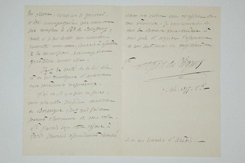 Alfred de VIGNY (1797-1863) poète
L.A.S., Paris 7 décembre 1855, [au général baron de La Rüe]; 3 pages in-8. Puisque son correspondant a bien voulu servir d'interprète à Mme la baronne de Reinsberg, «et m'exprimer le désir qu'elle a de voir un Ermite de Paris dans sa cellule, je crois devoir l'attendre pour commencer près d'elle par un acte d'obéissance»... Elle le trouvera seul lundi à 3 heures, et si elle vient accompagnée du général, «j'aurais à ajouter à la soumission, beaucoup de gratitude envers elle». Il a vu sa cousine Mme de Bérenger chez qui il a souvent rencontré le général. «Si j'avais su votre séjour à Paris j'aurais assurément cherché dans son salon une occasion de vous retrouver»